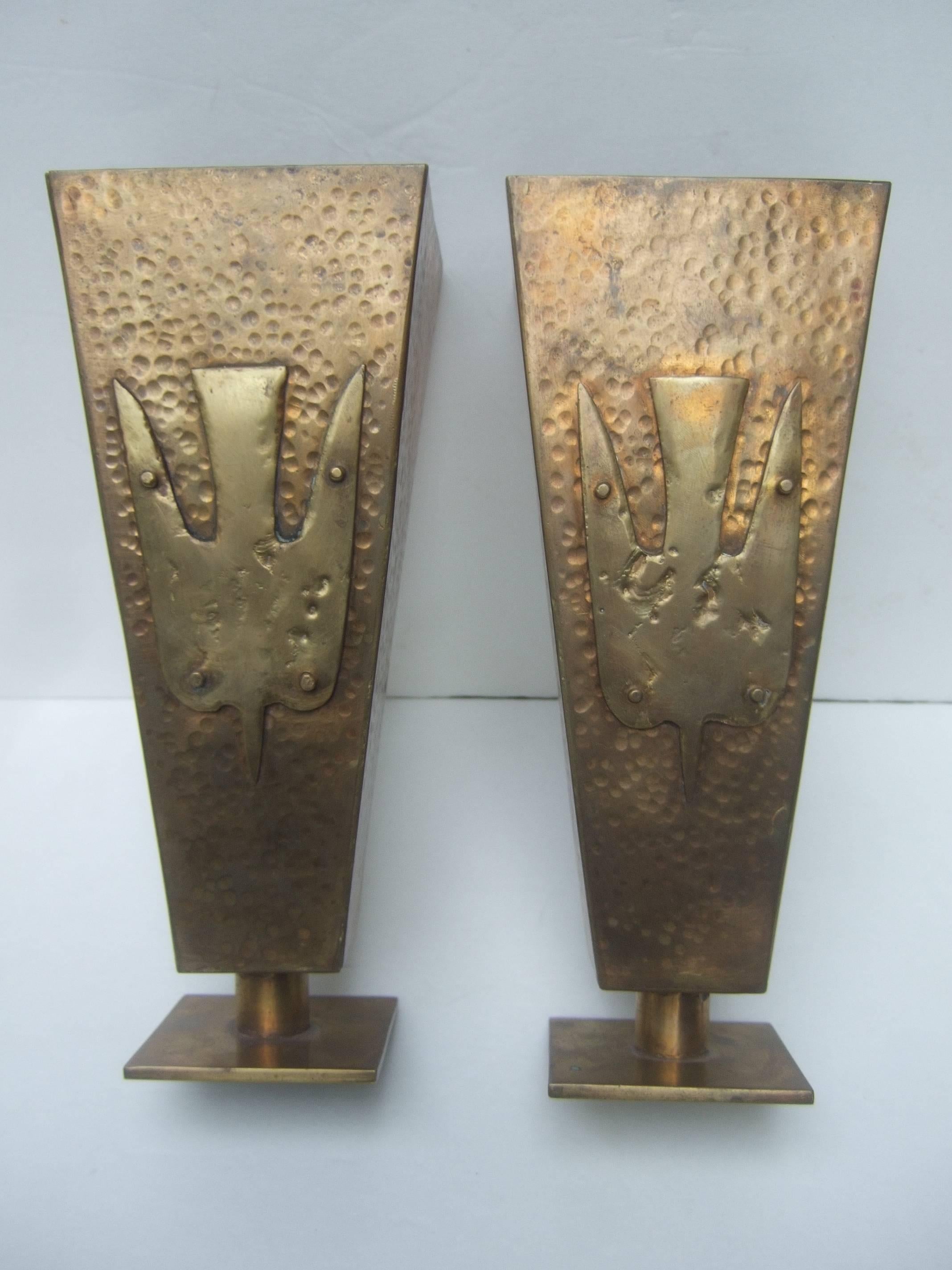 Brutalist pair of brass metal bird urns c. 1974
The artisan metal urns have a hammered 
textured finish on all four sides

In contrast the abstract cut metal plaques 
are reminiscent of Georges Braque's 
soaring birds in flight. Each urn is