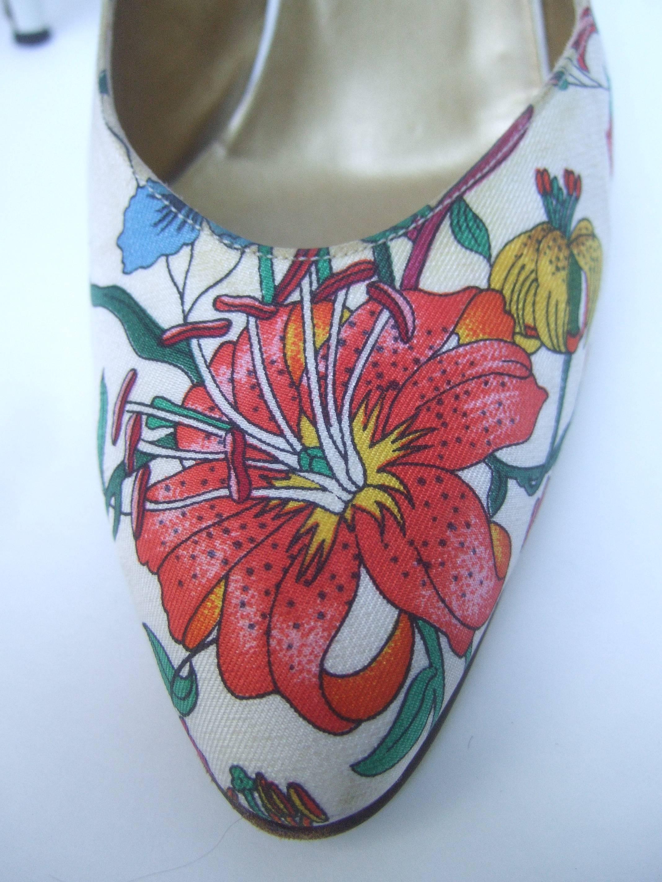 Gucci Rare Silk Floral Print Slingback Pumps Size 40 ca 1980s In Good Condition In University City, MO