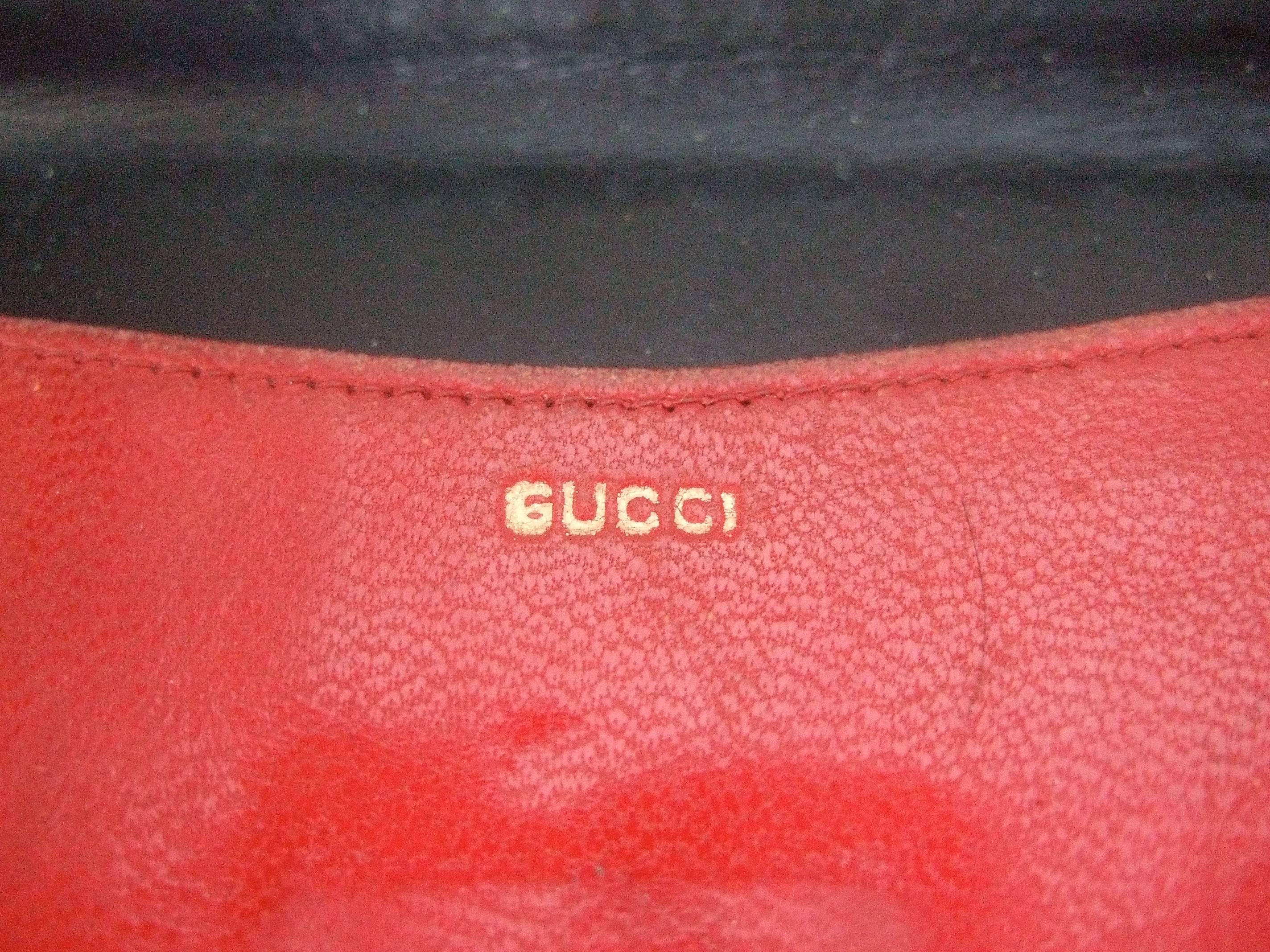 the hand of gucci wallet