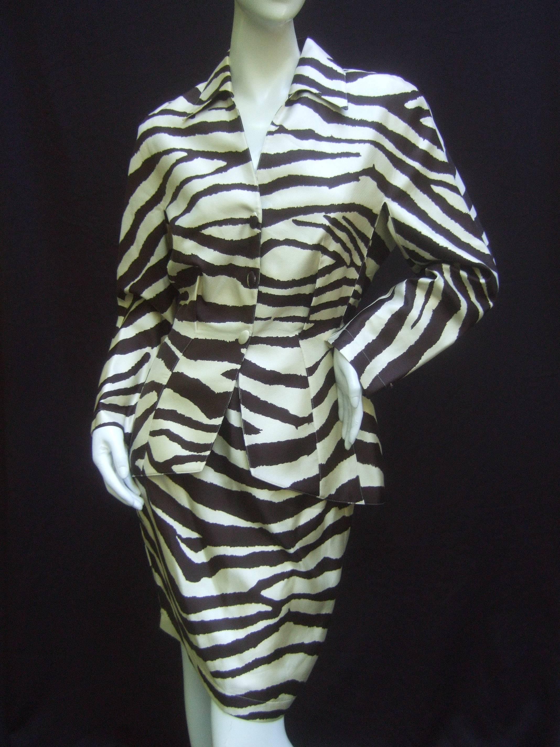 Fabulous Mugler animal print silk suit. Labelled size 40 EU (US 8)
100% silk with silk lining. The sharply tailored jacket closes with fabric covered oval snaps. An iconic piece from the 1990's. Excellent Condition.
Labelled Thierry Mugler. Made