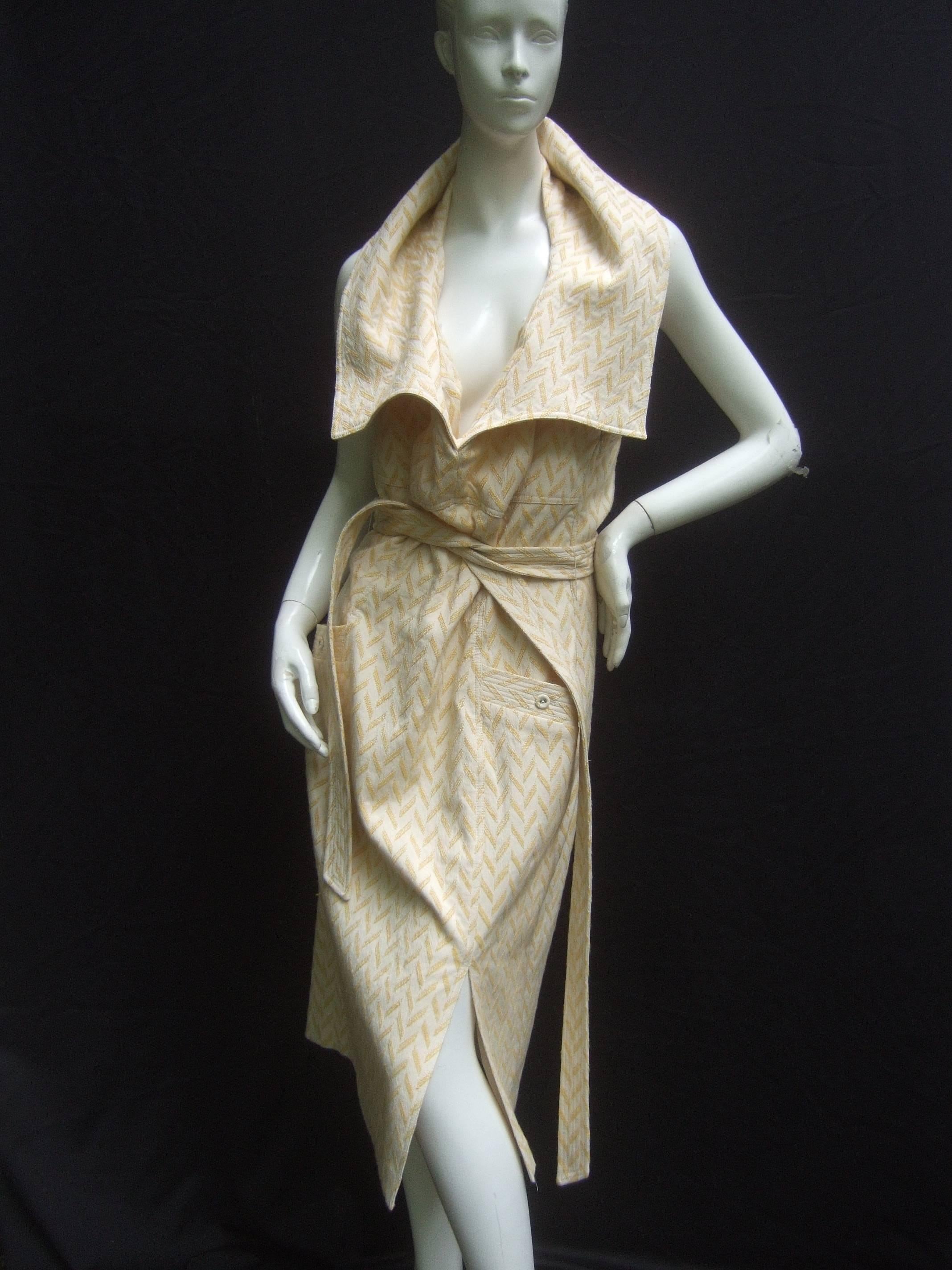 Bill Blass Chic cotton / linen print backless dress US Size 12 
The belted dress is designed with a wide exaggerated 
collar. The back is exposed which creates a dramatic 
silhouette 

The crisp dress is designed with a plunging deep v