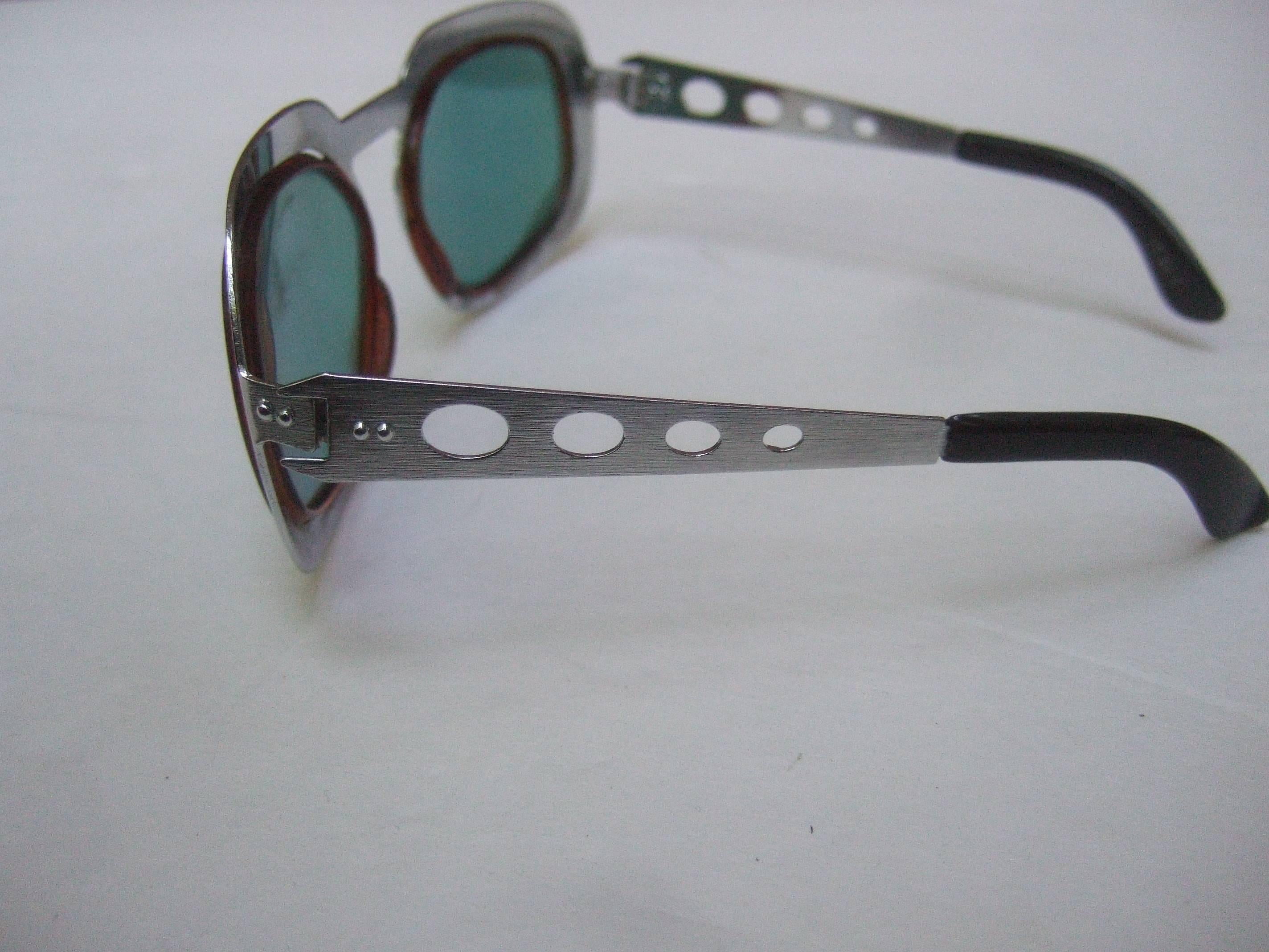 Mod Italian Silver Metal Blue Lens Unisex Sunglasses c 1970 In Good Condition In University City, MO
