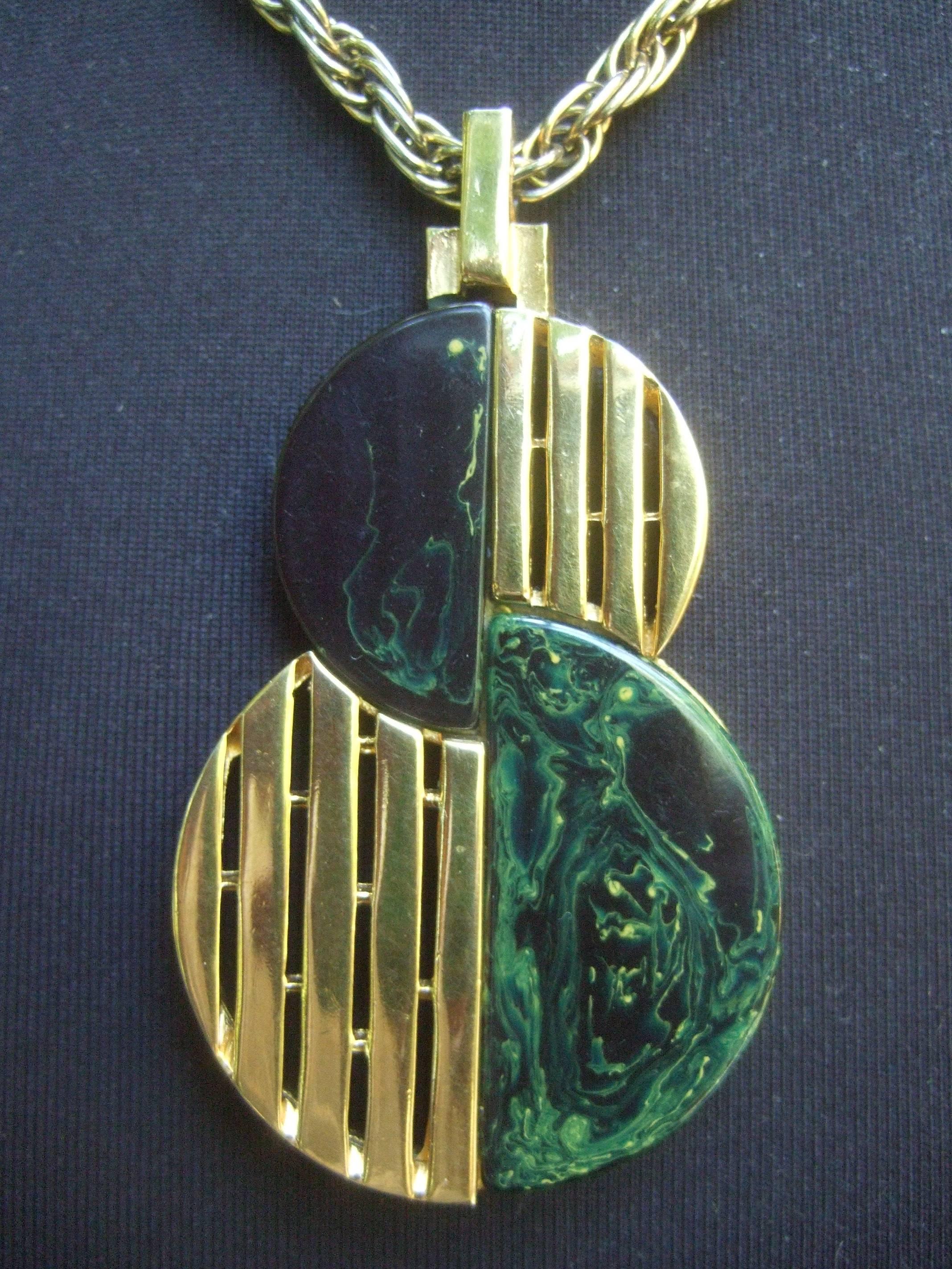 Moderniste Trifari Collier pendentif élégant en métal doré et lucite, vers 1970 en vente