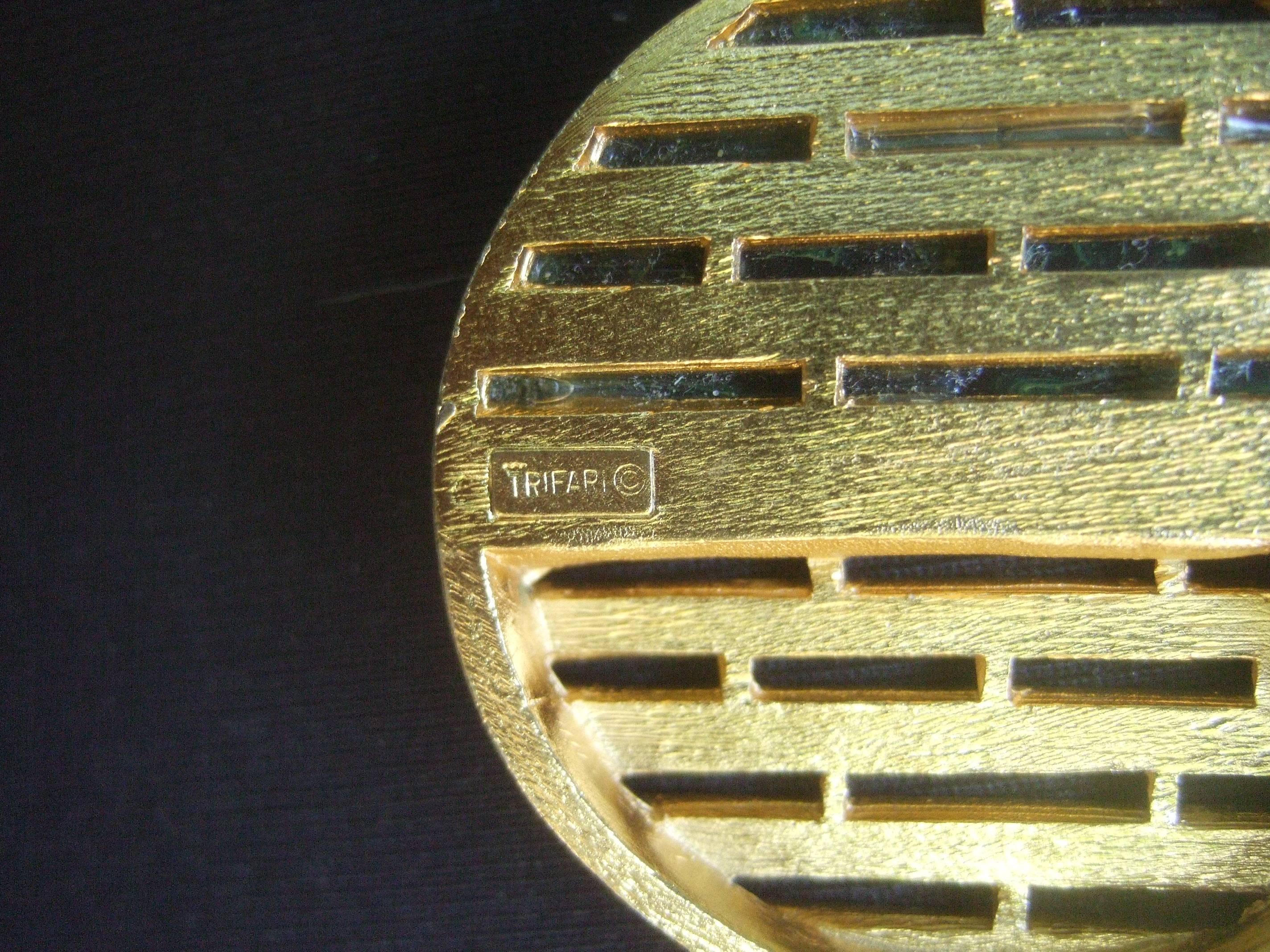 Trifari Sleek Gilt Metal Lucite Pendant Necklace c 1970 For Sale 2