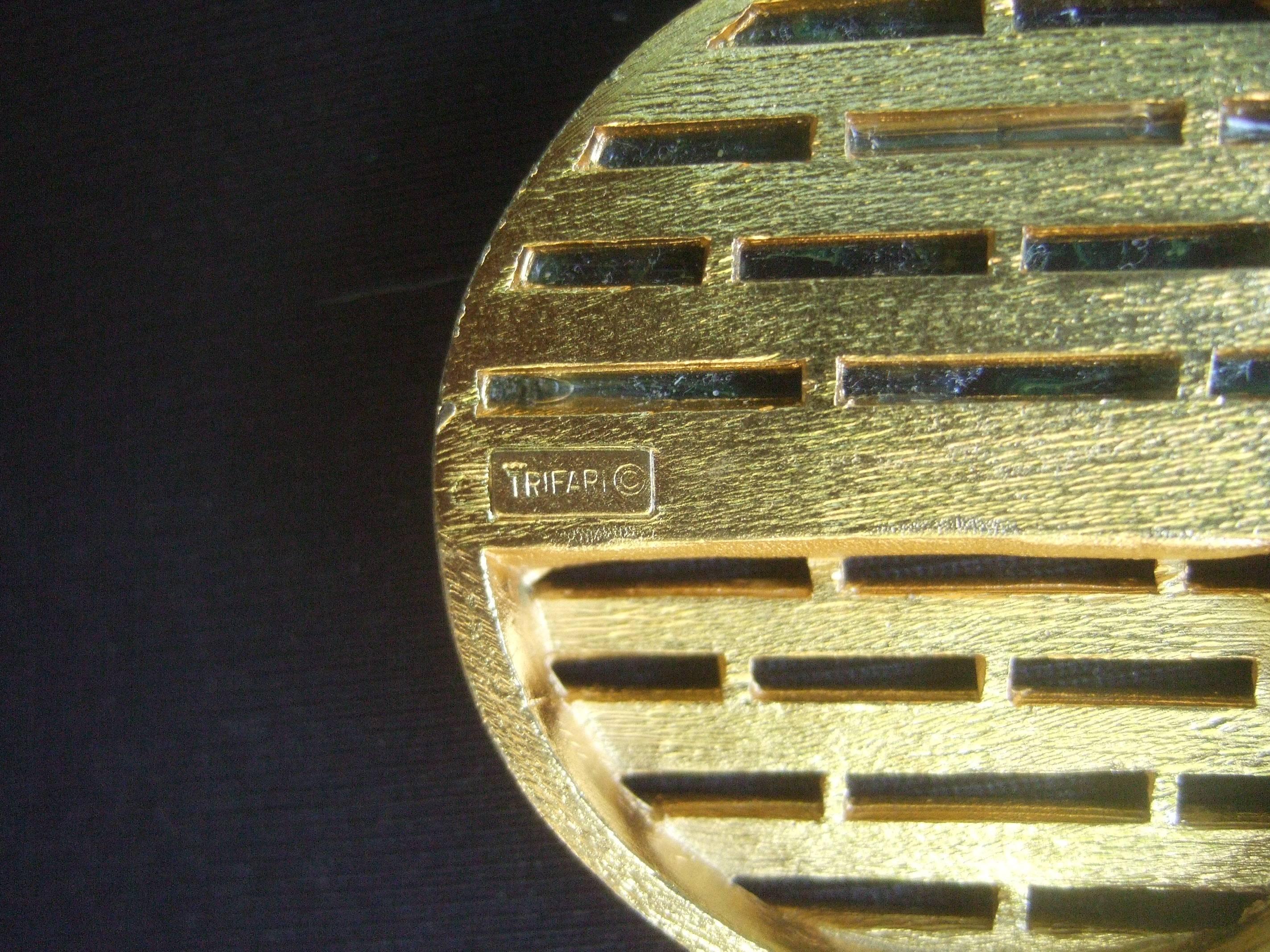 Trifari Collana con ciondolo in lucite e metallo dorato, 1970 ca. in vendita 3