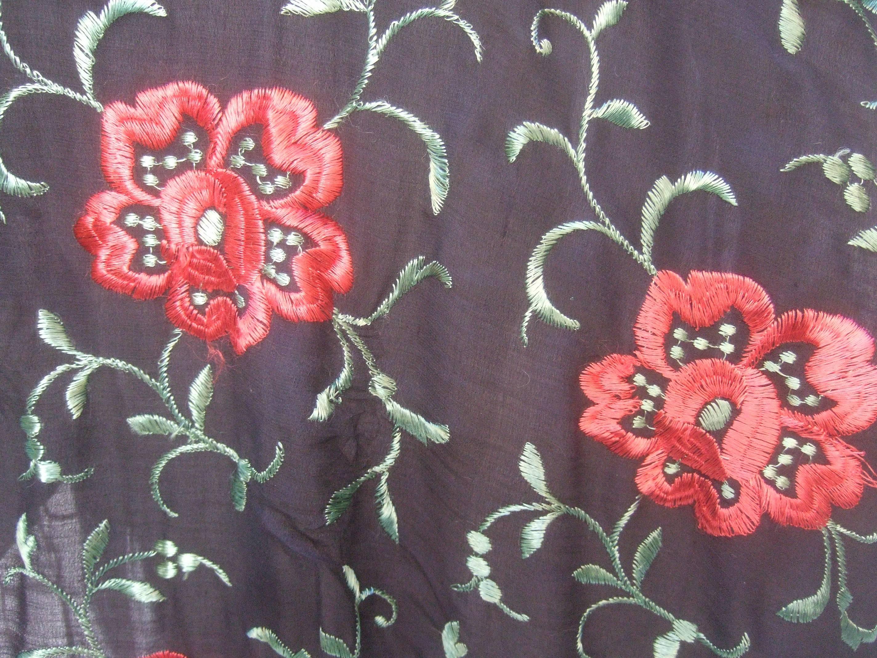 Châle en soie noir exotique brodé à franges et à fleurs, c. 1960 Bon état - En vente à University City, MO