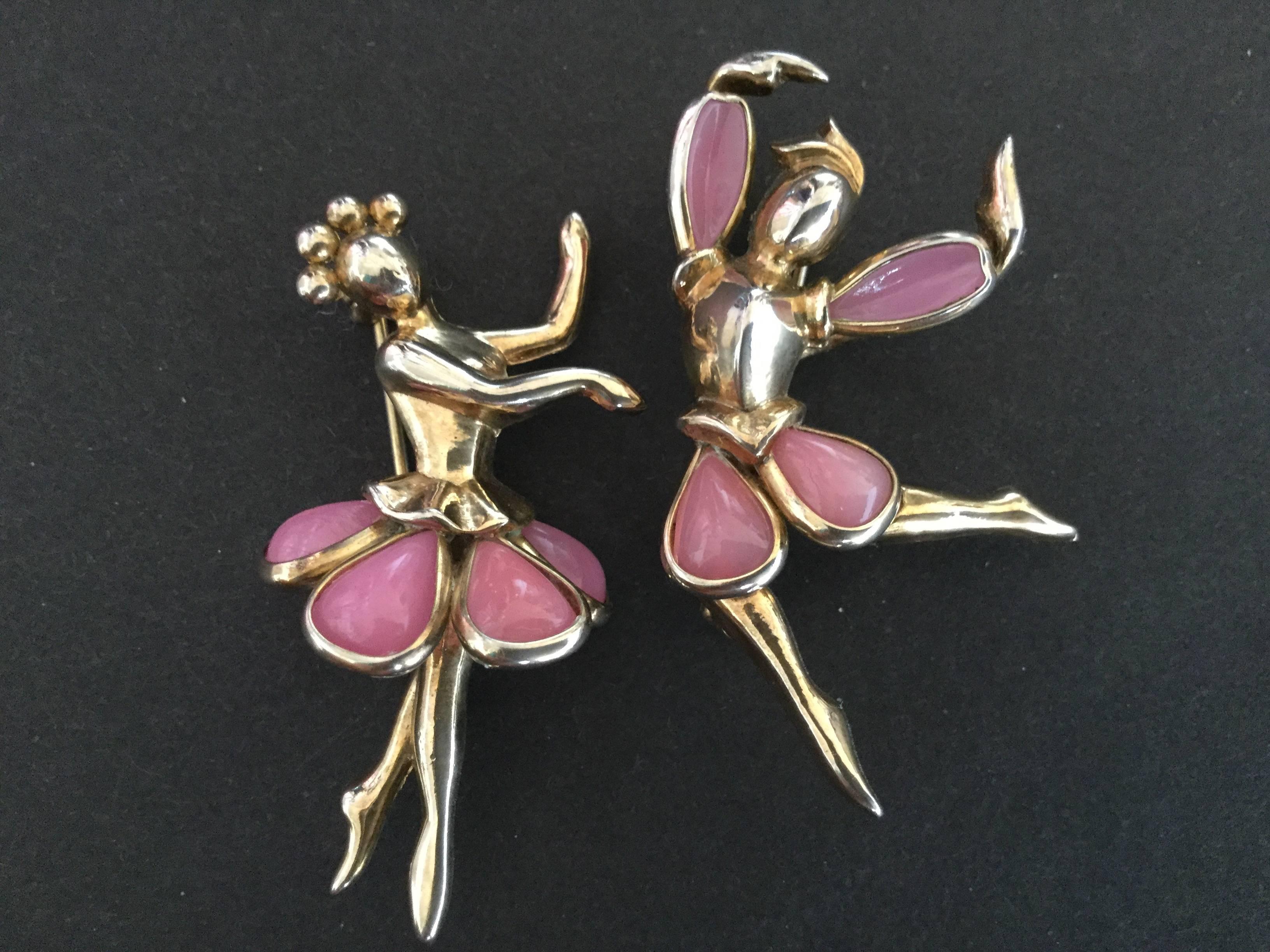 This is such a charming set of matched brooches/pins. Tiny ballet dancers
interact. An iconic 1950's design. The dancer's costumes are made of bezel set
pink glass tear-drops. There is such grace and eloquence in the design. Unsigned. Excellent