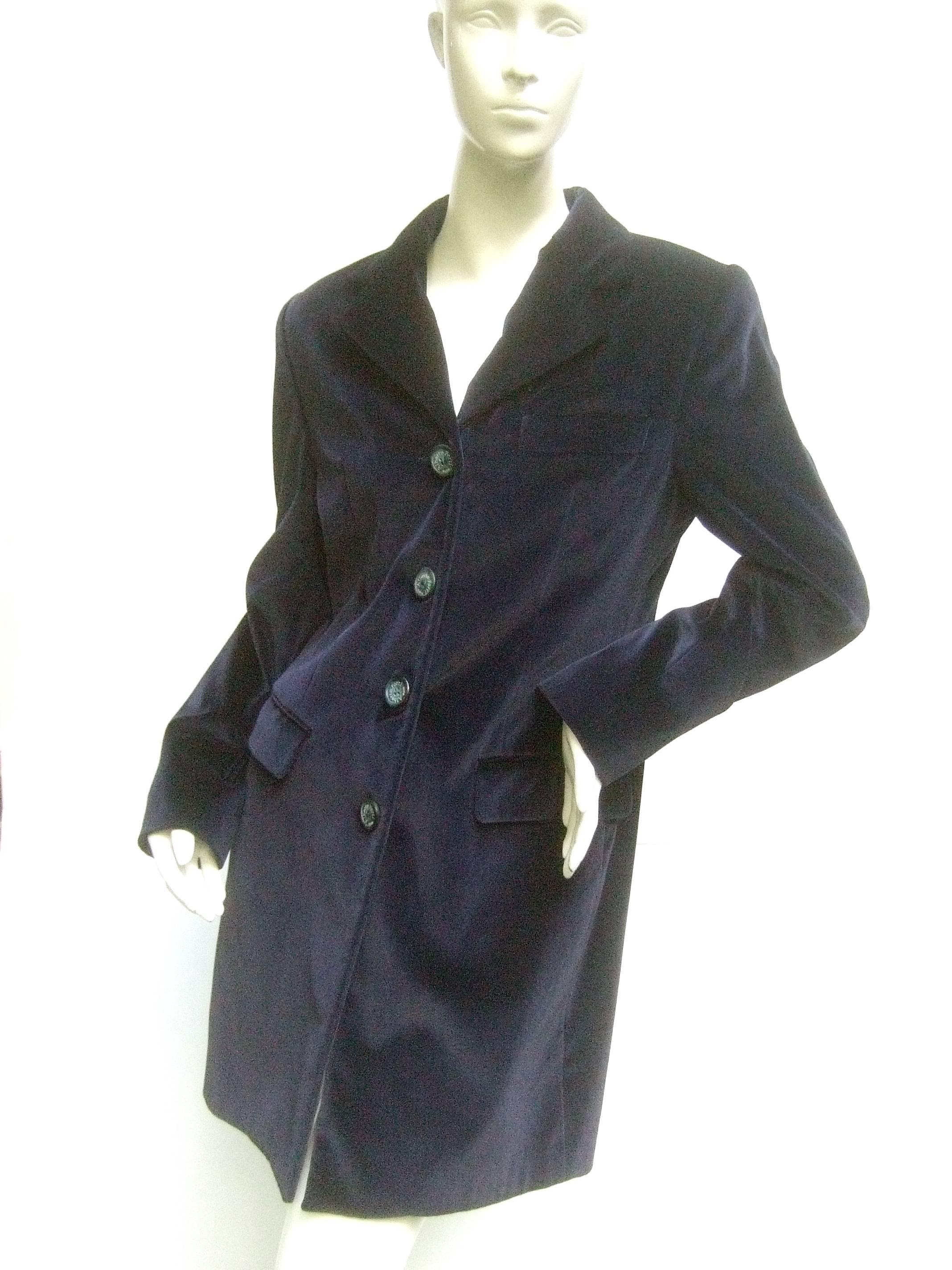 Alberto Forti Roma midnight blue cotton velvet coat 
The stylish 3/4 length Italian coat is designed with 
plush dark blue cotton velvet

Adorned with four large resin buttons stamped
Alberto Forti Roma. Designed with a single chest
pocket and