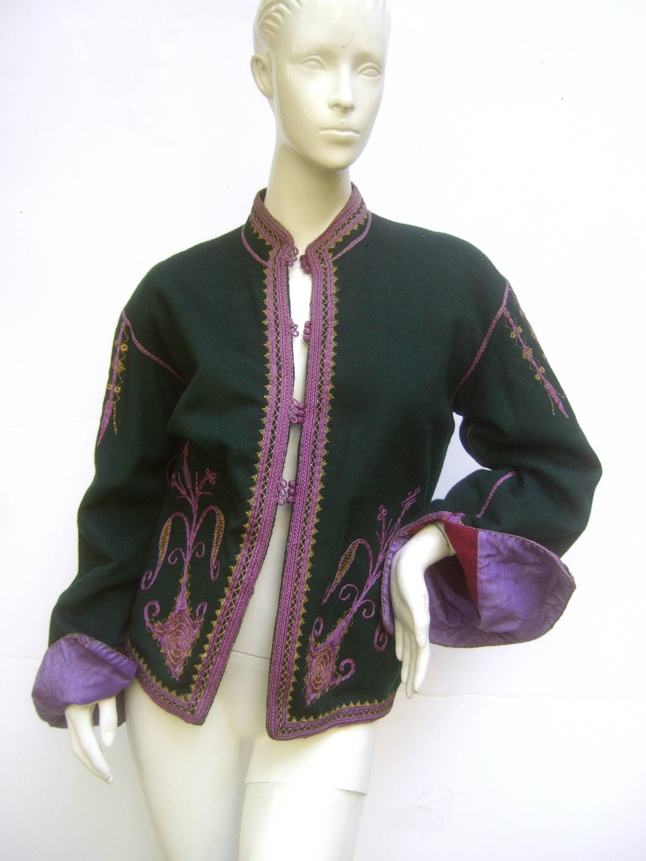 Giacca esotica ricamata in lana verde, anni '70 circa
L'esclusiva giacca in lana Greene & Greene
è impreziosito da un'intricata decorazione color lavanda. 
ricamo e applique

I bordi sono incorniciati da applicazioni 
ricamo. La giacca si
