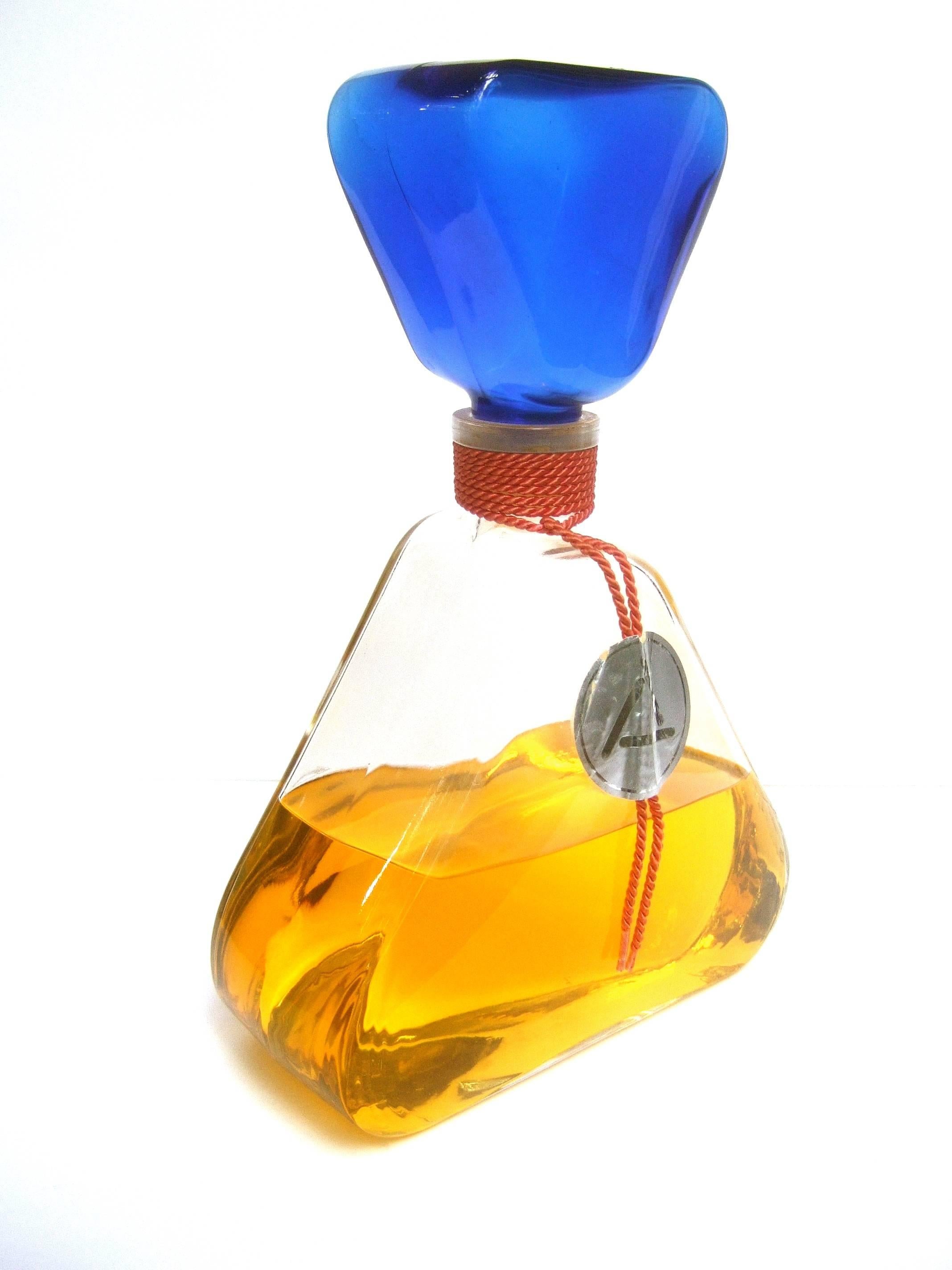 Riesige Glas-Duftfacice-Displayflasche
Die große Duftflaschen-Attrappe 
ist mit gefärbtem Wasser gefüllt

Ausgestellt an den Dufttheken der Abteilungen
 
Ein sehr einzigartiges dekoratives Sammlerstück
auf dem Waschtisch oder Schminktisch