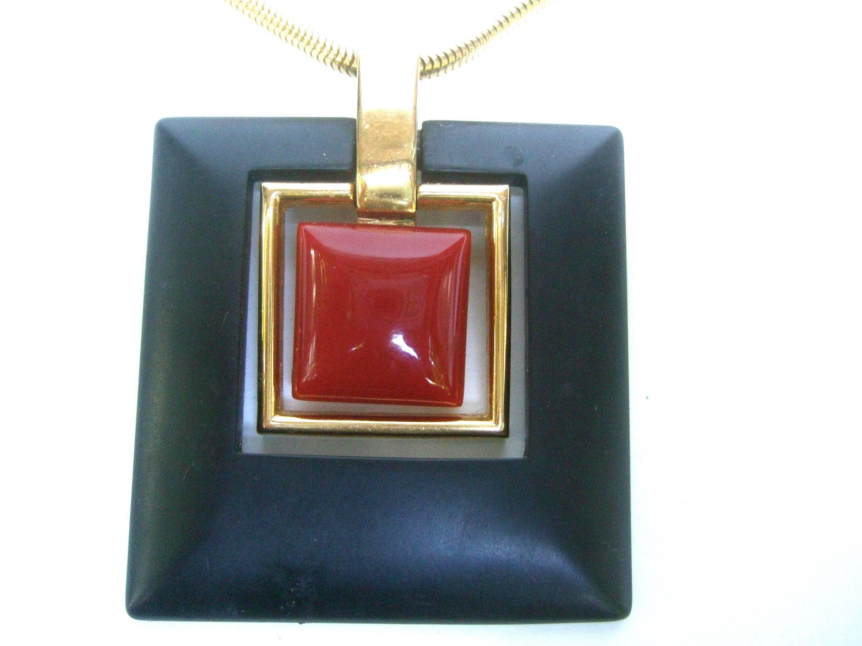 Trifari Mod Cinnabar & Ebony Resin Pendant Necklace c 1970 In Excellent Condition For Sale In University City, MO