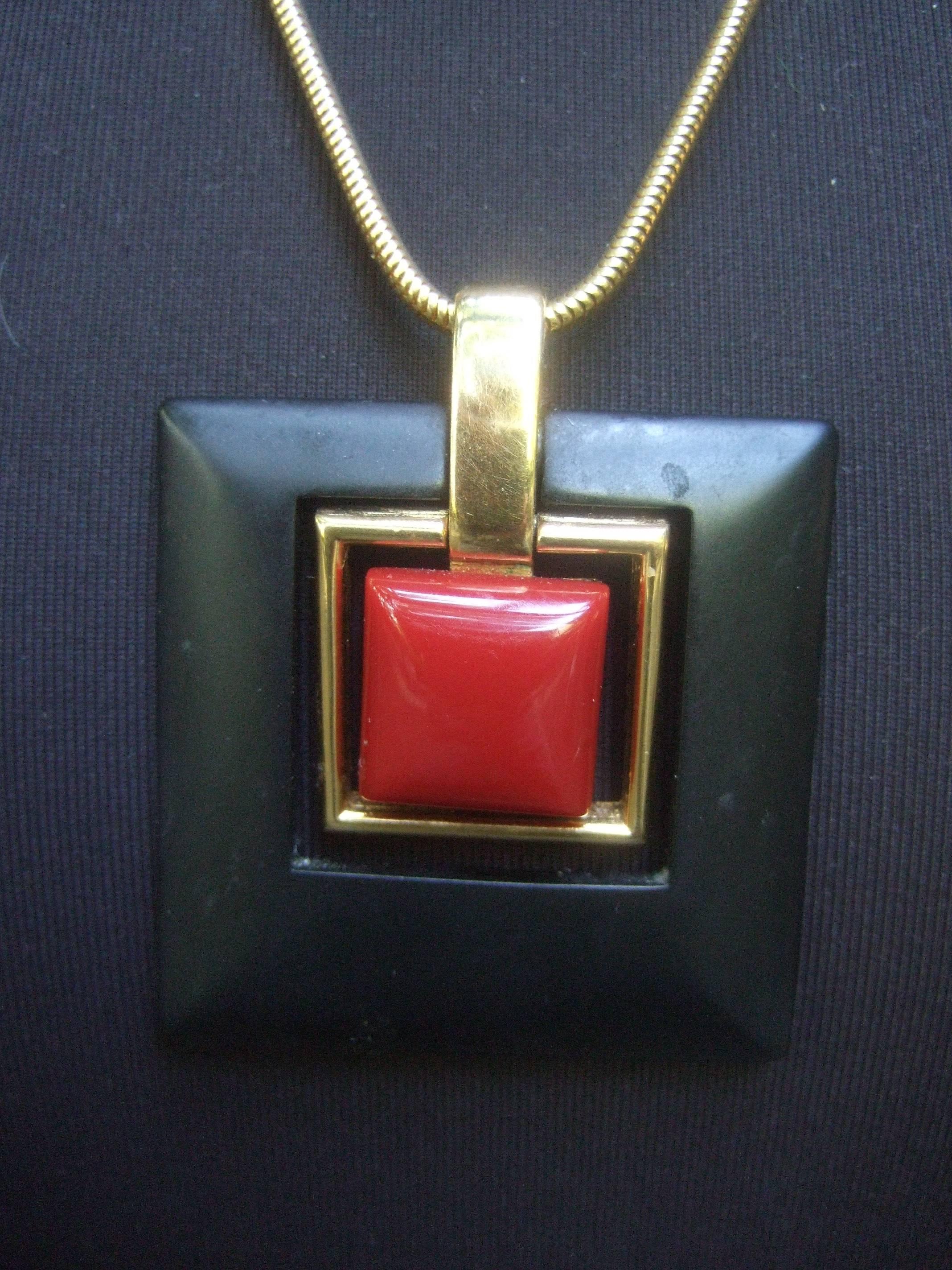 Trifari Mod Cinnabar & Ebony Resin Pendant Necklace c 1970 For Sale 1