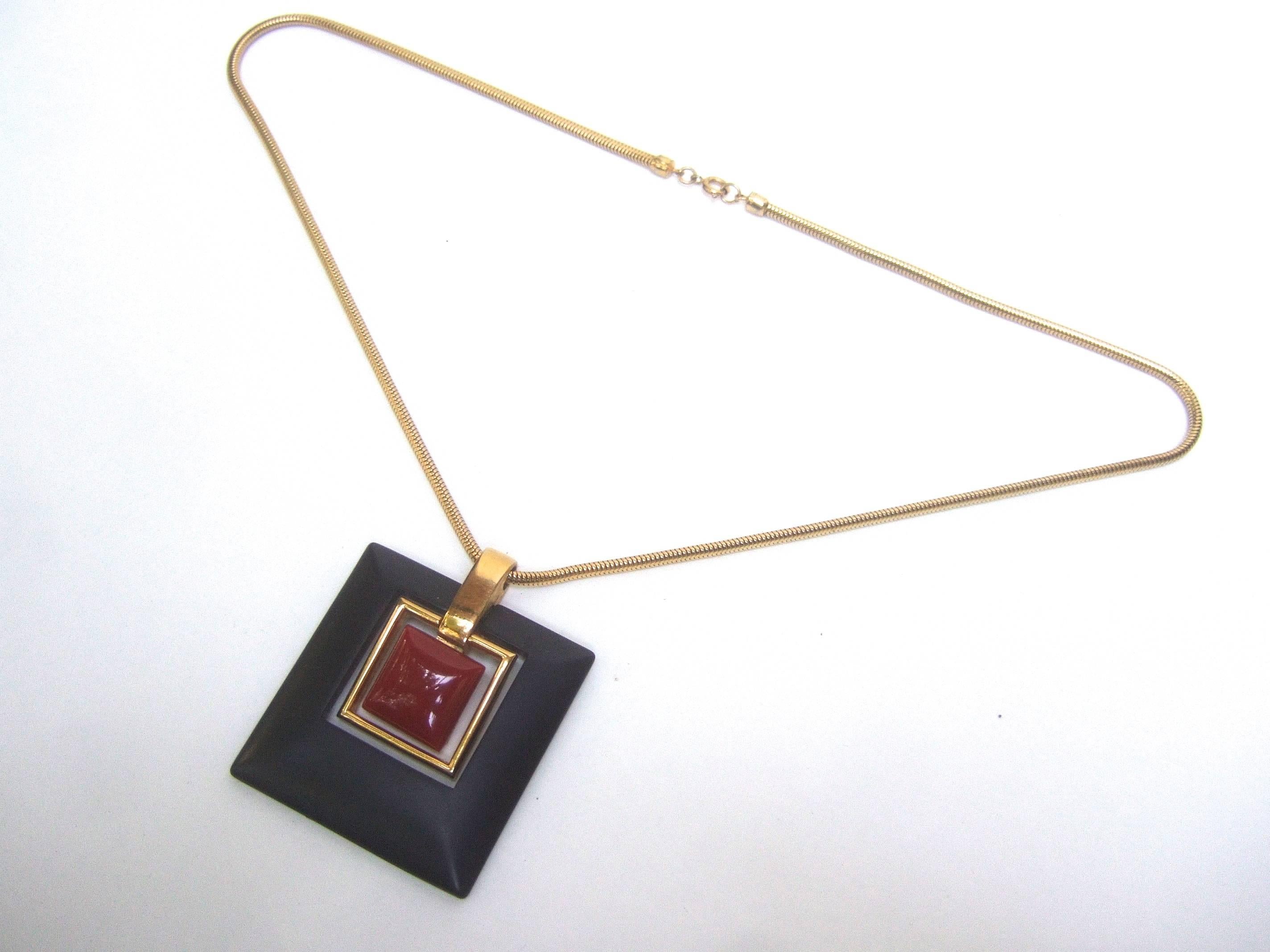 Trifari Mod Cinnabar & Ebony Resin Pendant Necklace c 1970 For Sale 2