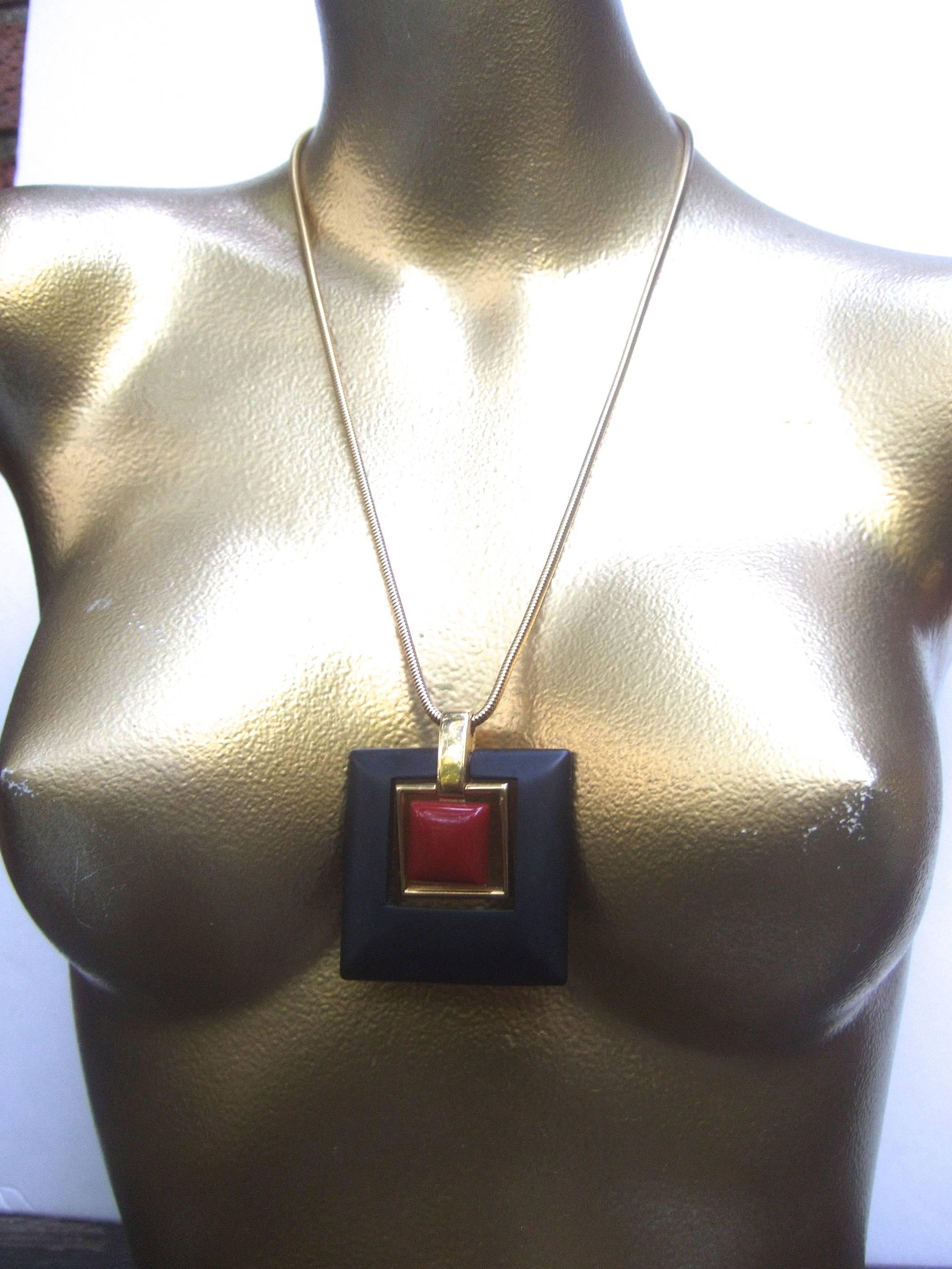 Trifari Mod Cinnabar & Ebony Resin Pendant Necklace c 1970 For Sale 3