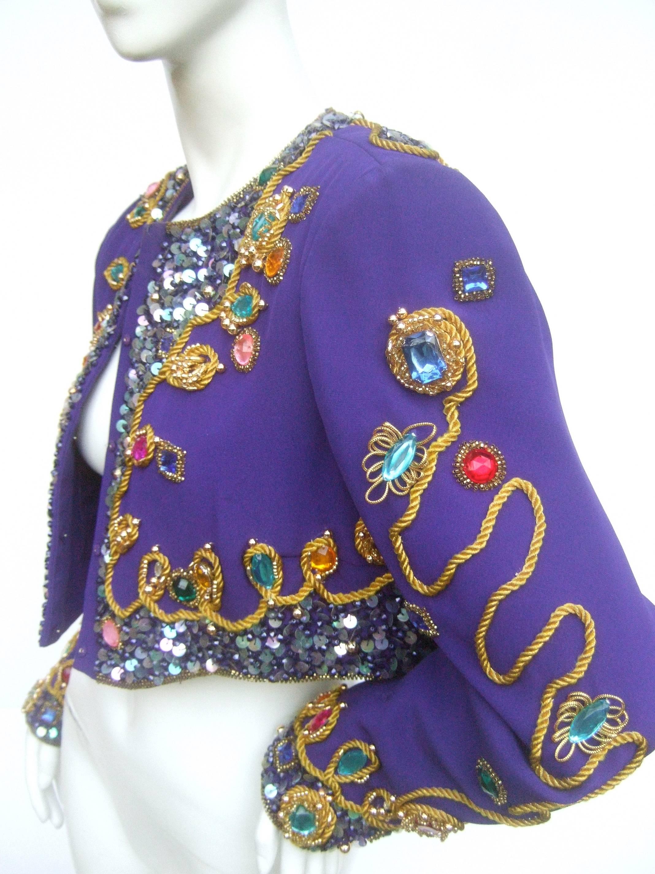 Spectaculaire veste boléro en soie violette incrustée de bijoux c. années 1980 Excellent état à University City, MO