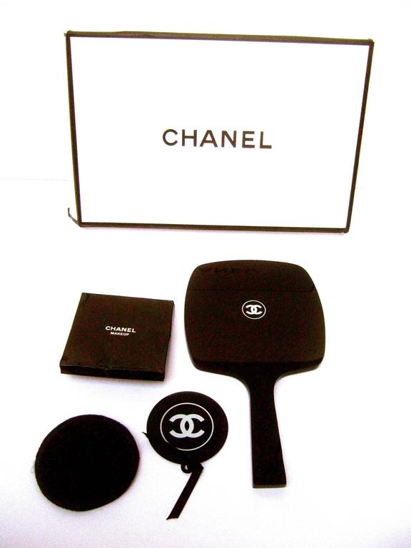 billetpris Alarmerende Forkorte Chanel Black Lucite Hand Mirror and Chrome Compact Mirror at 1stDibs