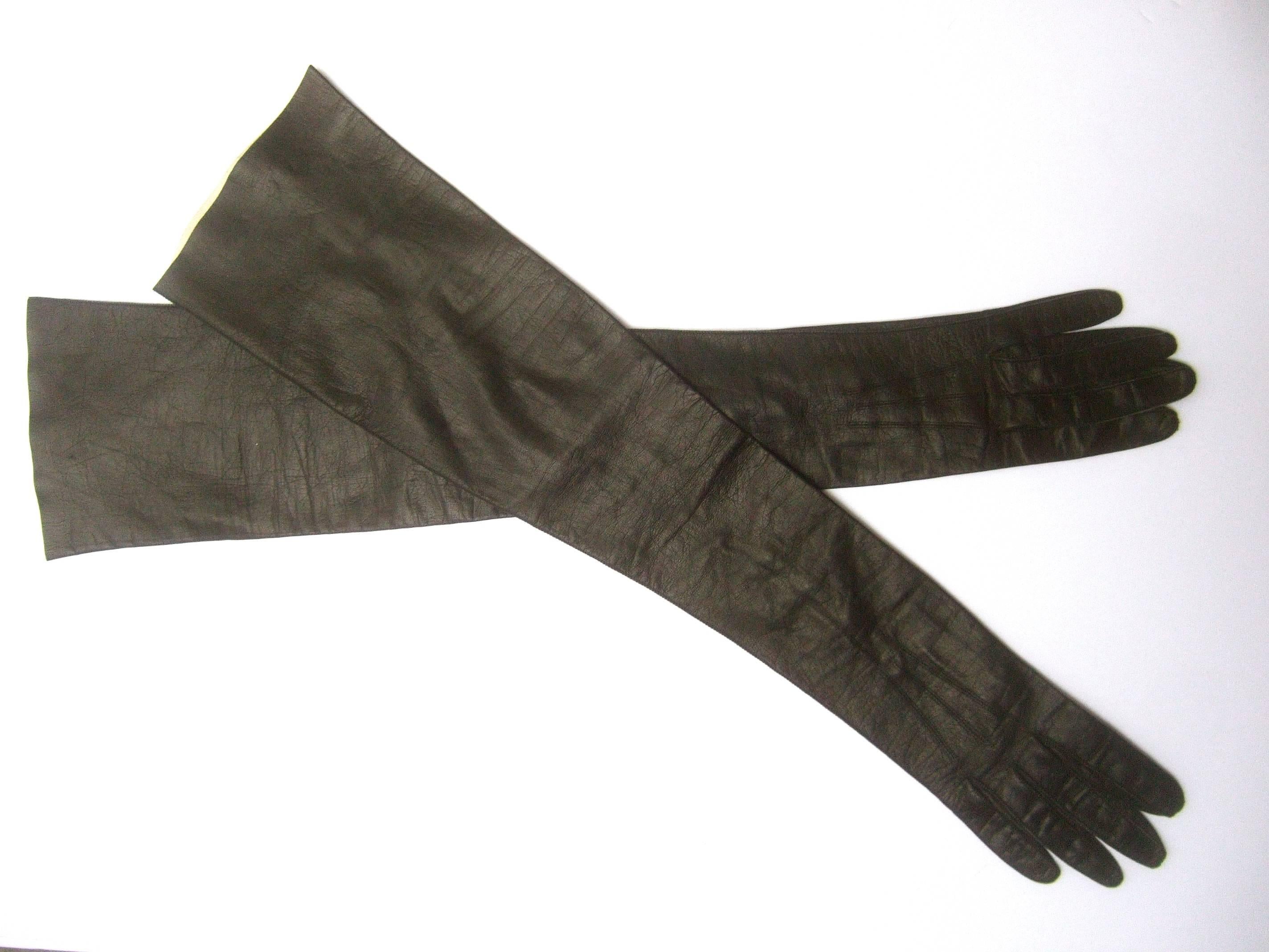 Sleek Ebony Opera Length Kid Skin Leather Gloves c 1970s In Excellent Condition In University City, MO