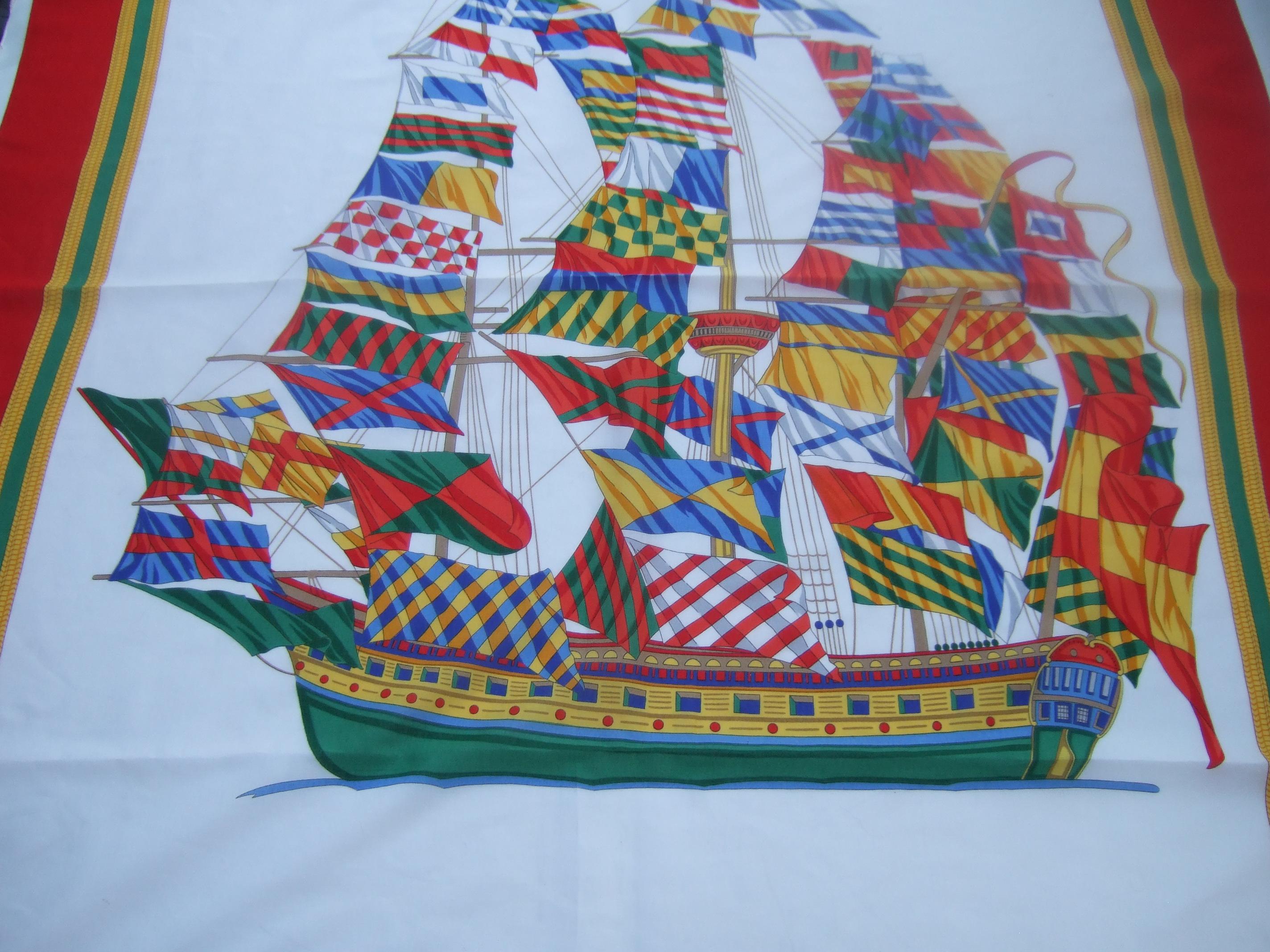 Gucci Italia gran pañuelo de algodón ligero barco goleta marítima - chal 44 x 60 pulgadas 
El pañuelo rectangular de algodón ligero a gran escala está ilustrado con un barco goleta de estilo vintage
adornado con una colección de vibrantes banderas