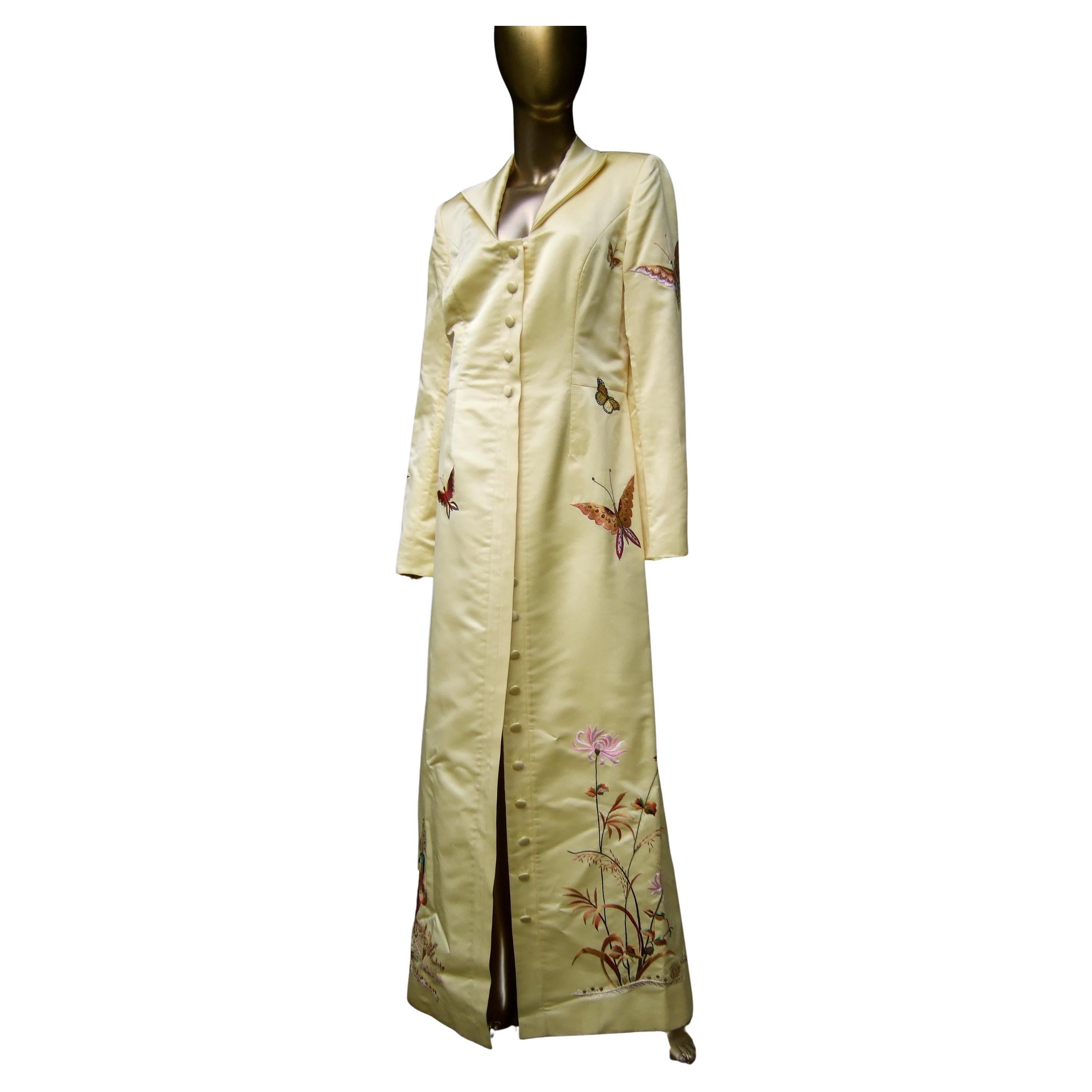 Manteau de soirée d'opéra en satin de duchesse brodé de papillons d'un jaune ravissant, c.C. 1970 en vente