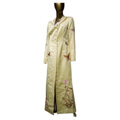 Manteau de soirée d'opéra en satin de duchesse brodé de papillons d'un jaune ravissant, c.C. 1970