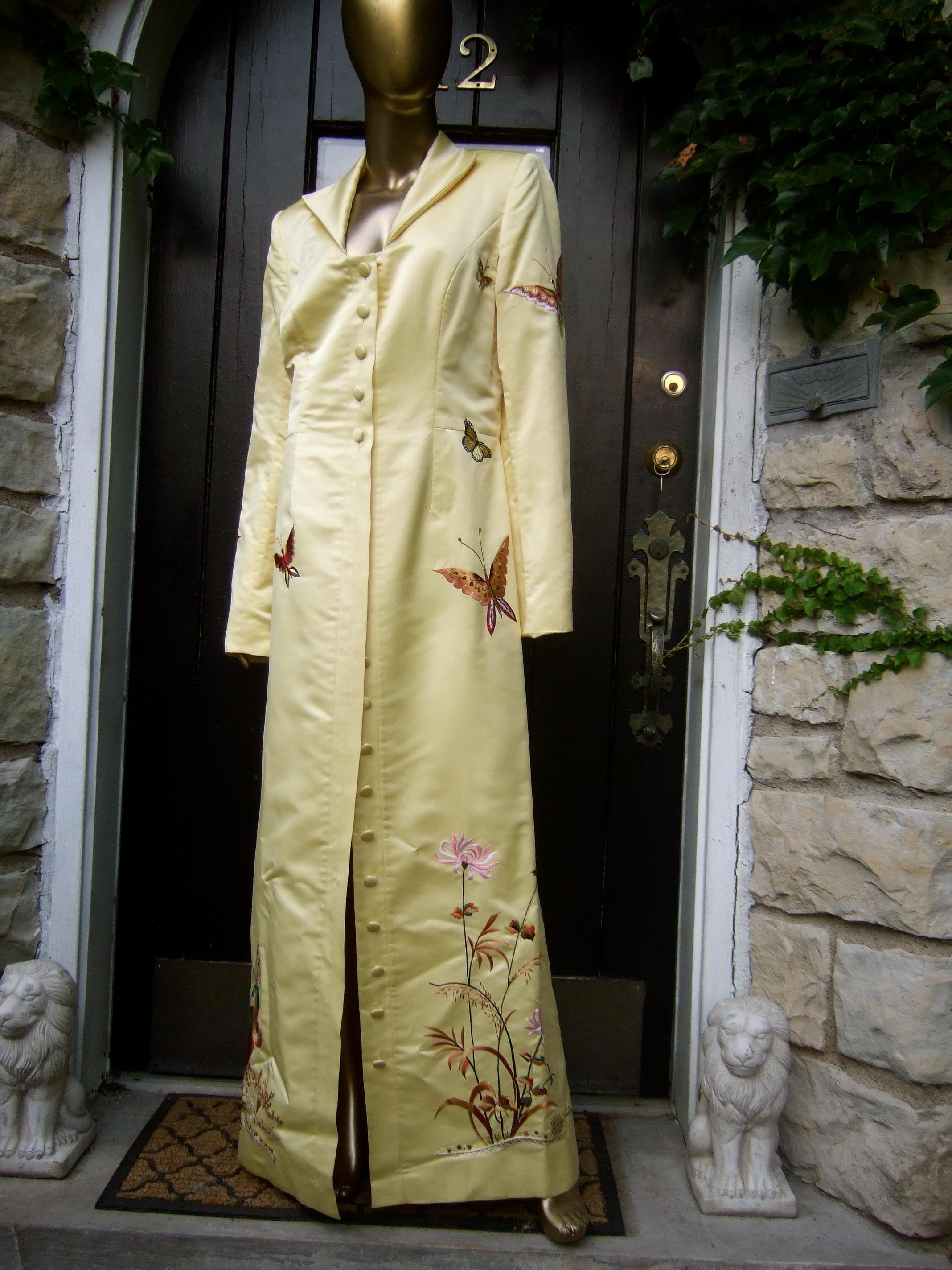 Manteau de soirée d'opéra en satin de duchesse brodé de papillons d'un jaune ravissant, c.C. 1970 en vente 4