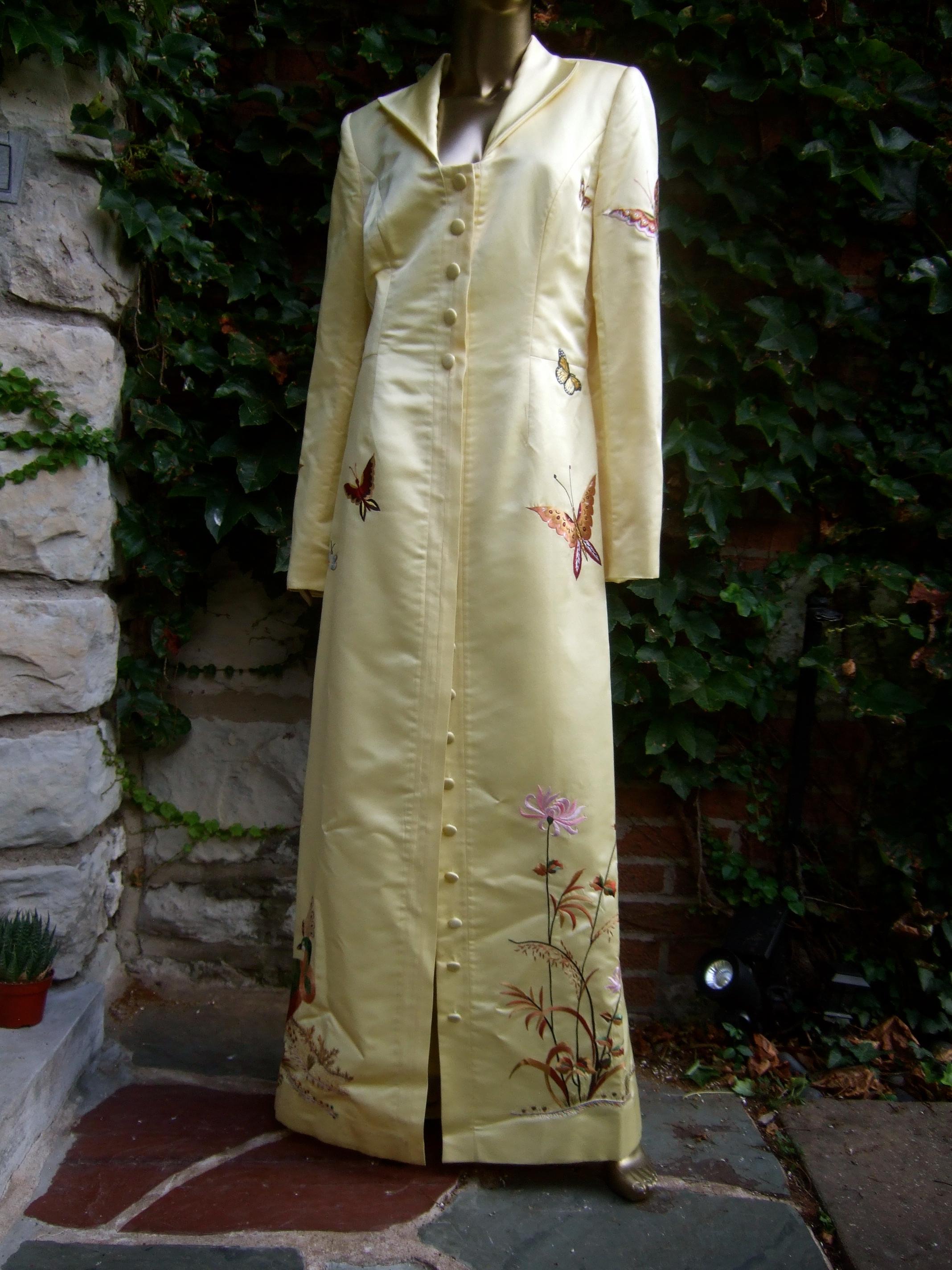 Beige Manteau de soirée d'opéra en satin de duchesse brodé de papillons d'un jaune ravissant, c.C. 1970 en vente
