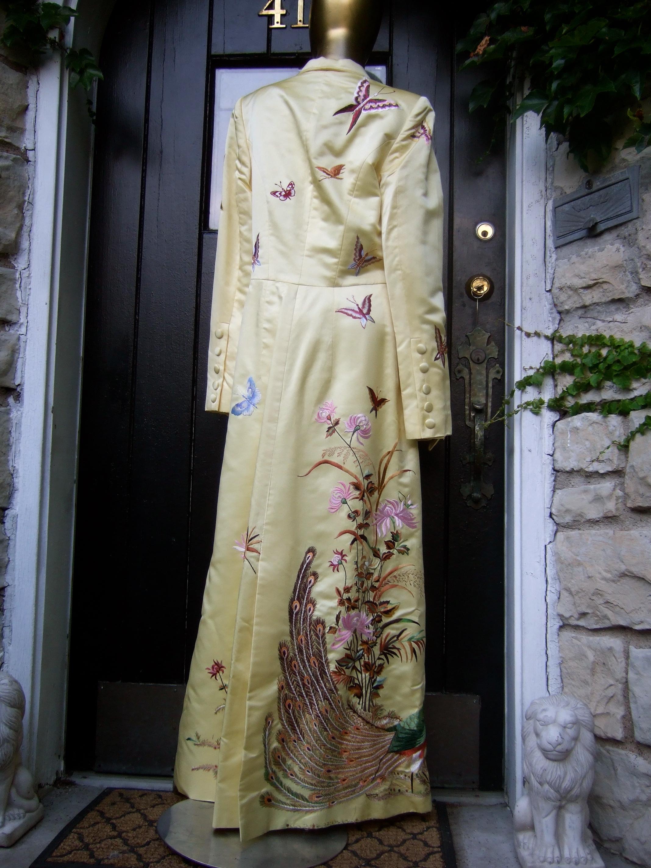 Manteau de soirée d'opéra en satin de duchesse brodé de papillons d'un jaune ravissant, c.C. 1970 Bon état - En vente à University City, MO
