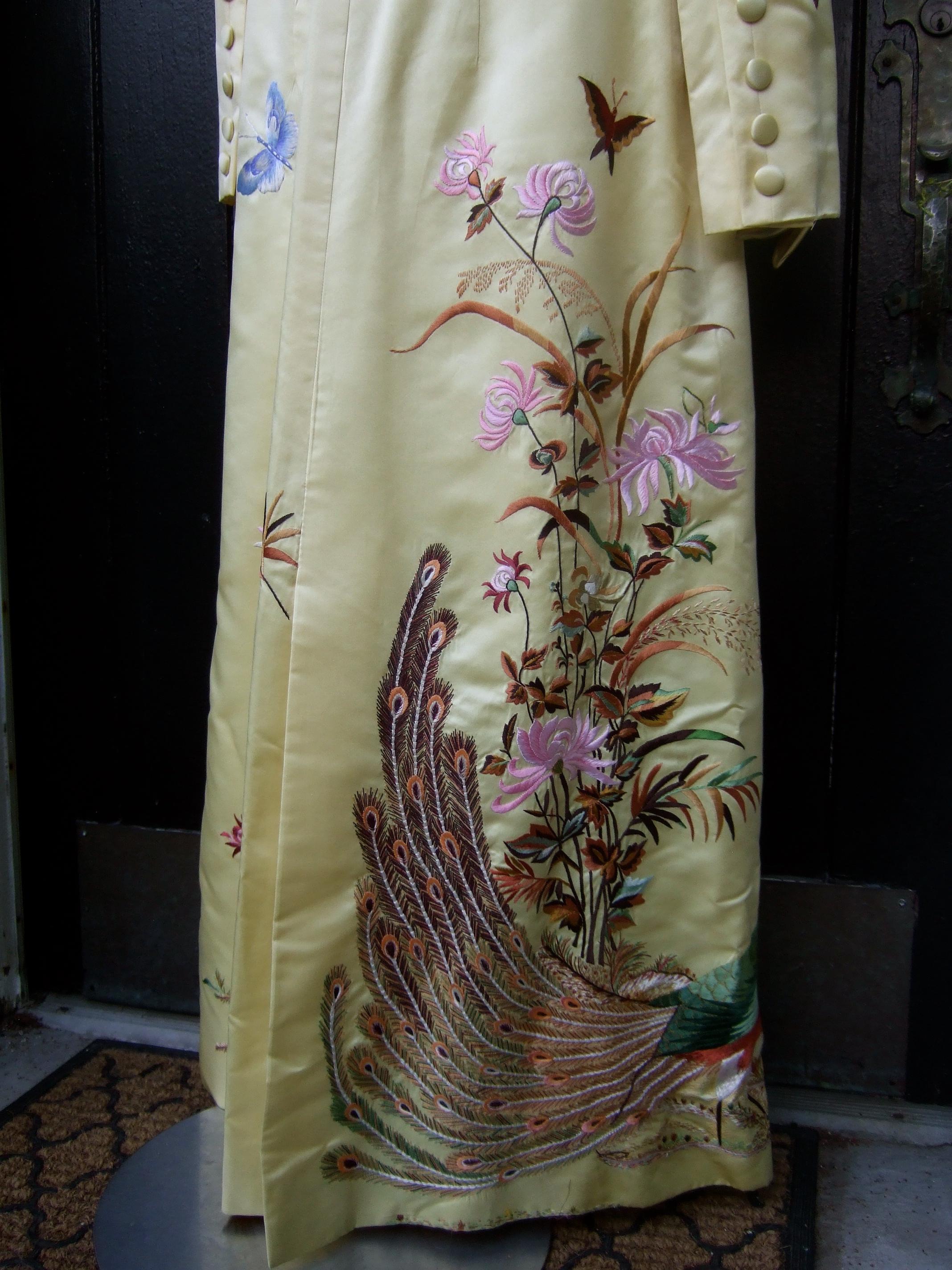 Manteau de soirée d'opéra en satin de duchesse brodé de papillons d'un jaune ravissant, c.C. 1970 Pour femmes en vente
