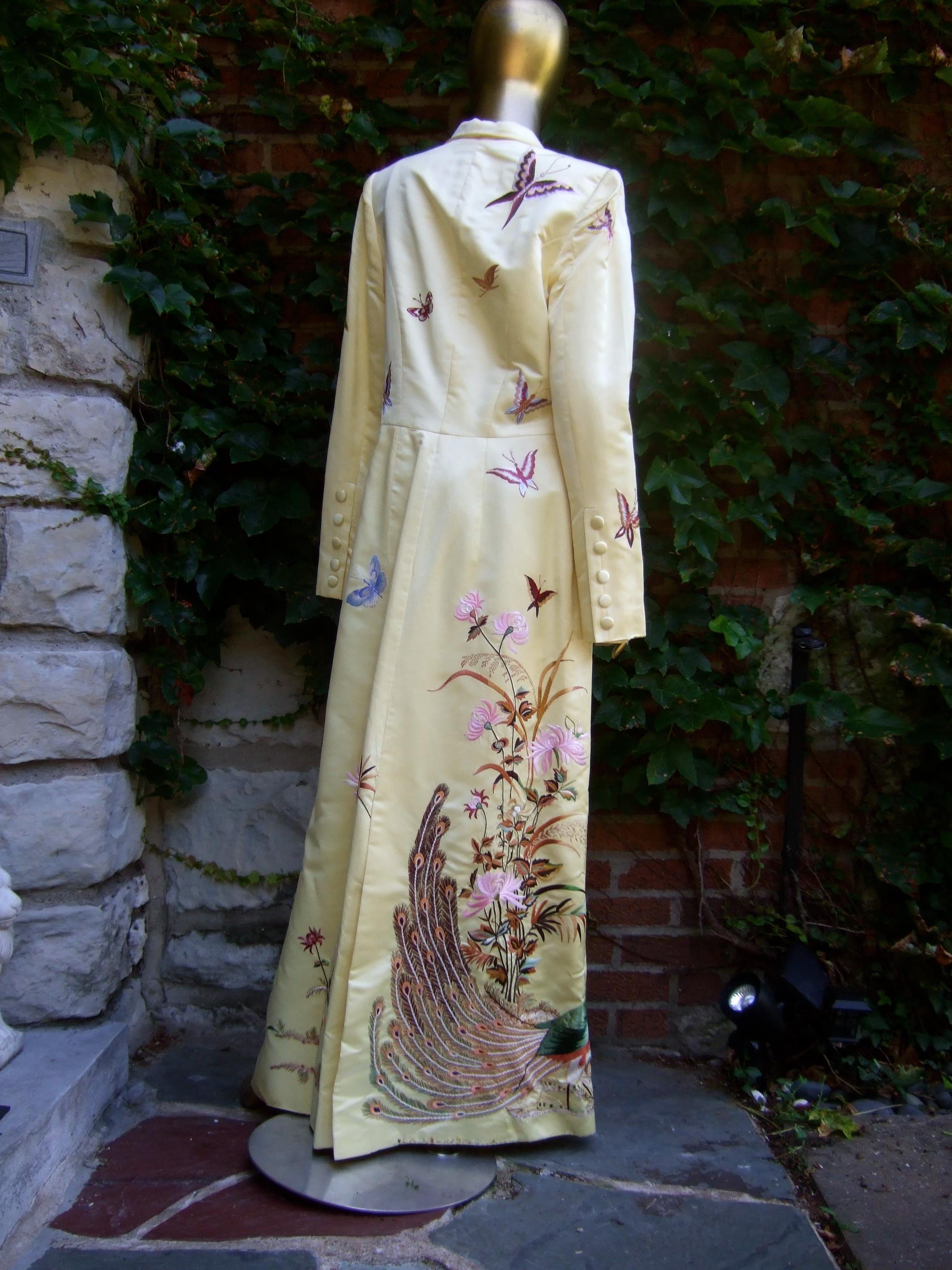 Manteau de soirée d'opéra en satin de duchesse brodé de papillons d'un jaune ravissant, c.C. 1970 en vente 1