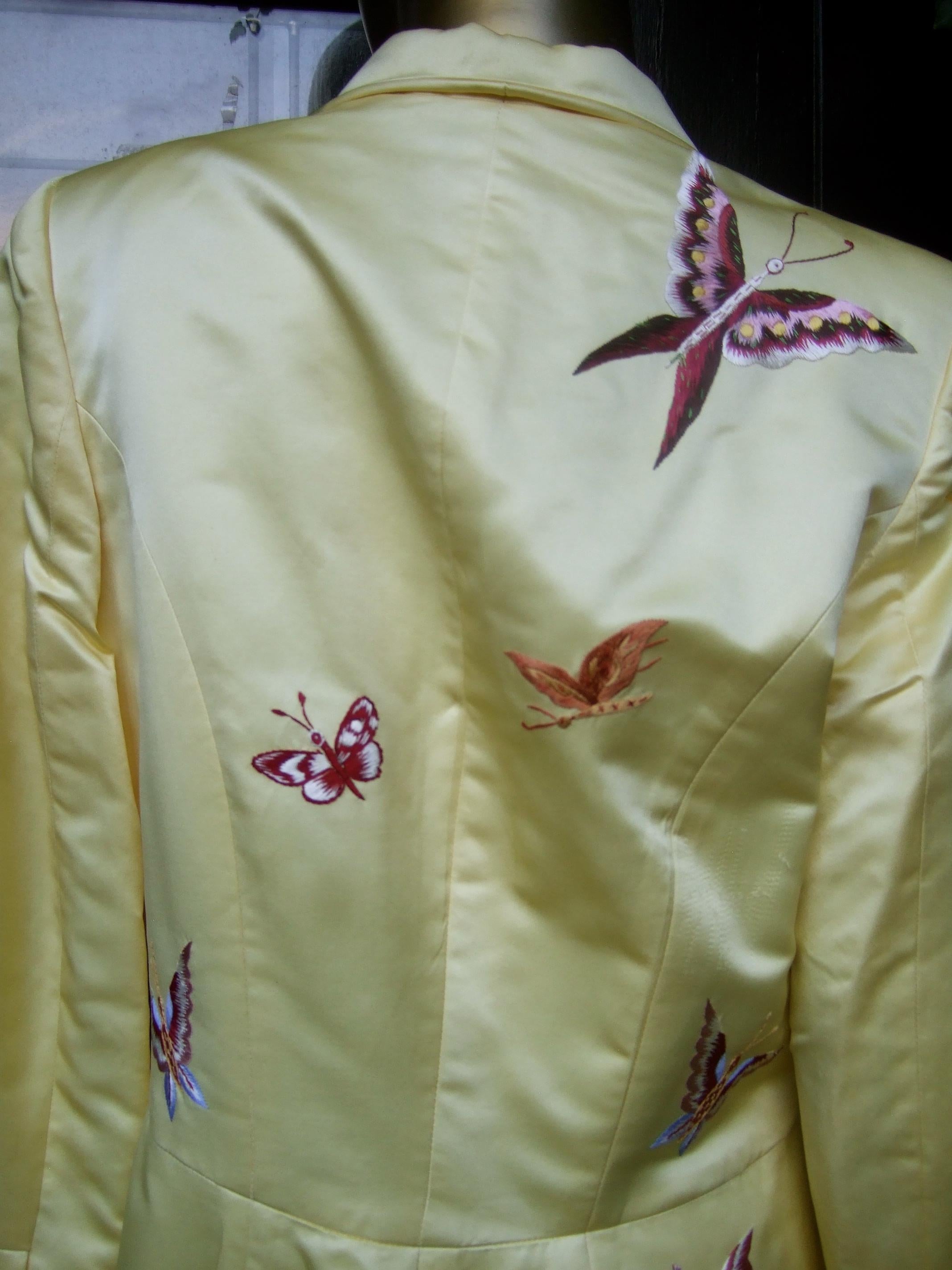 Manteau de soirée d'opéra en satin de duchesse brodé de papillons d'un jaune ravissant, c.C. 1970 en vente 3