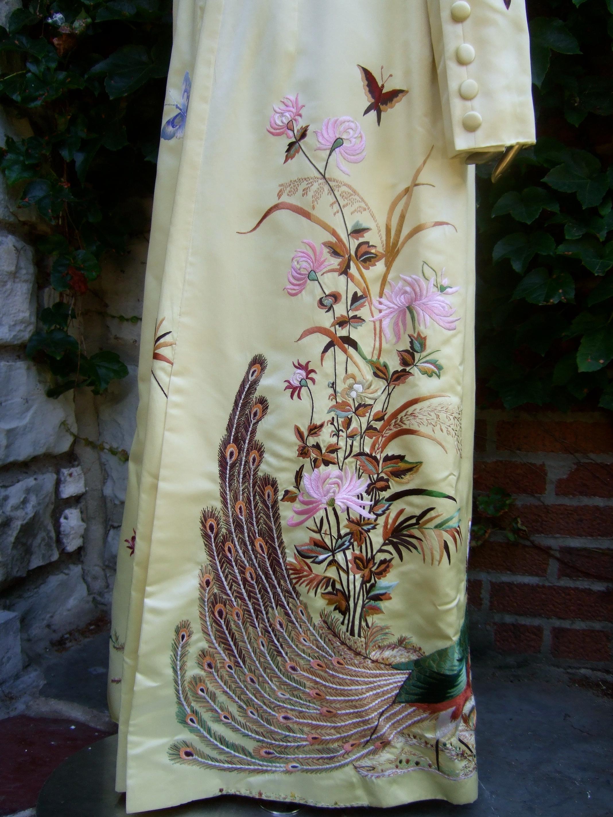 Manteau de soirée d'opéra en satin de duchesse brodé de papillons d'un jaune ravissant, c.C. 1970 en vente 2