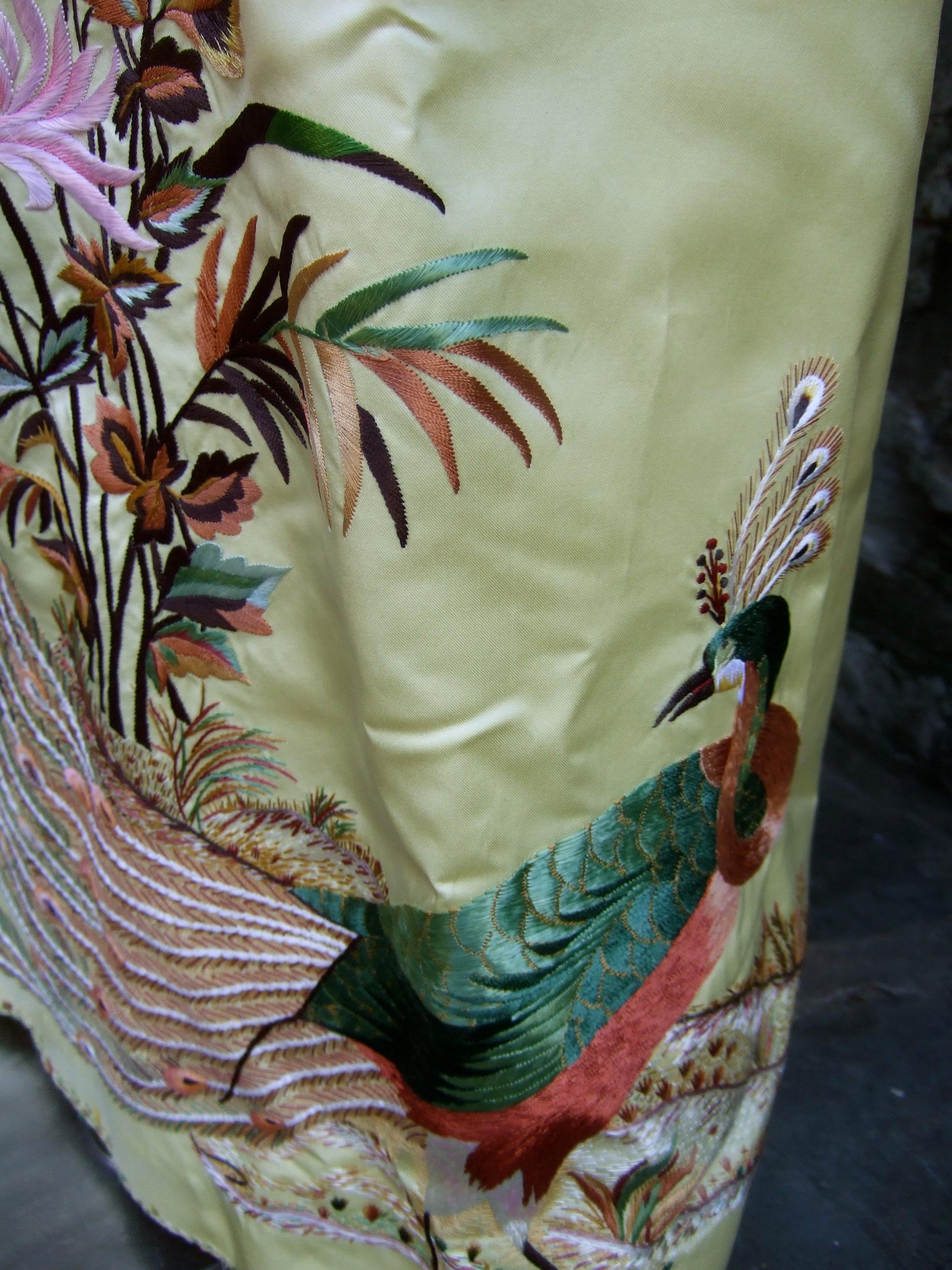 Manteau de soirée d'opéra en satin de duchesse brodé de papillons d'un jaune ravissant, c.C. 1970 en vente 7