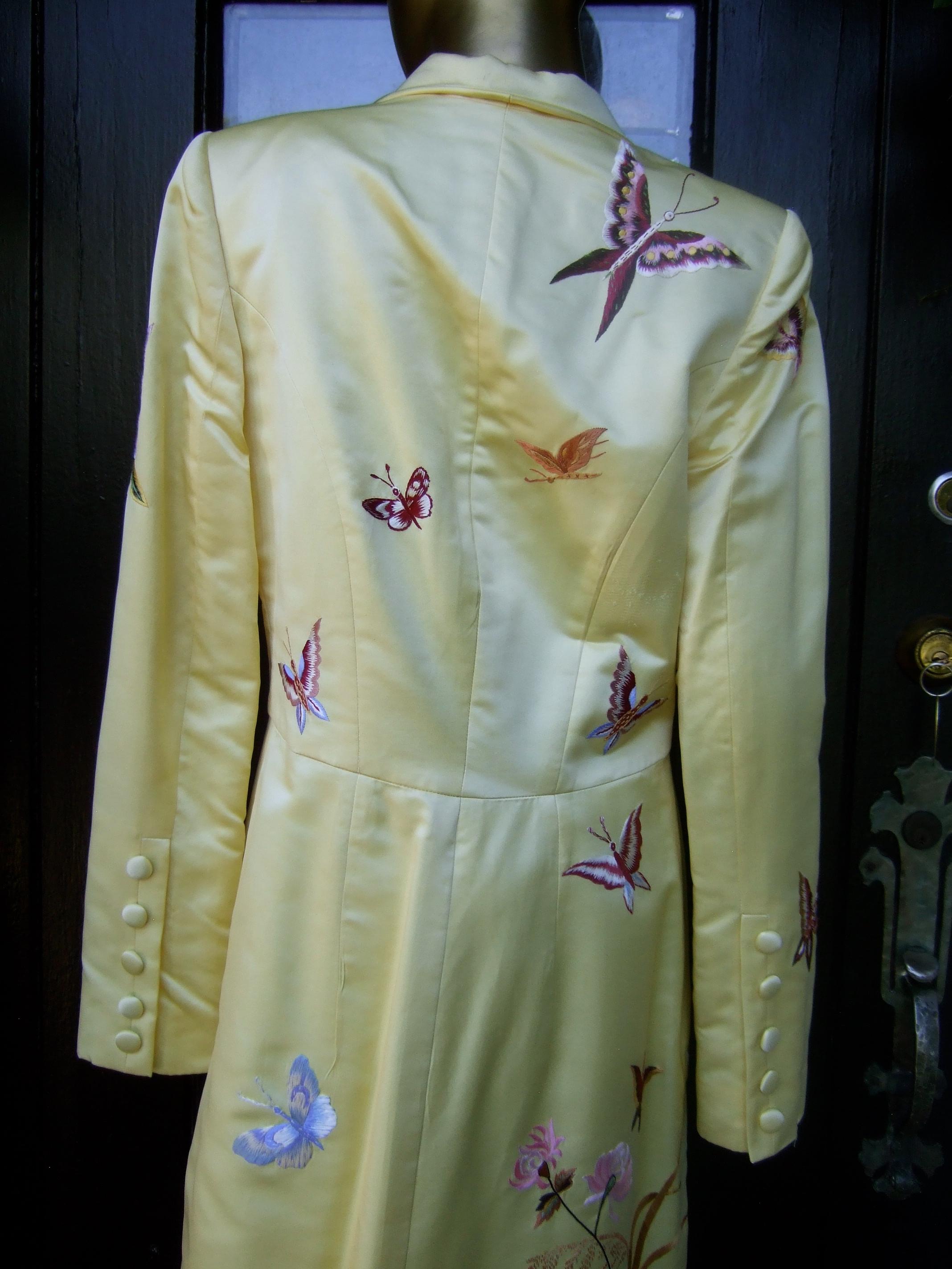 Manteau de soirée d'opéra en satin de duchesse brodé de papillons d'un jaune ravissant, c.C. 1970 en vente 5