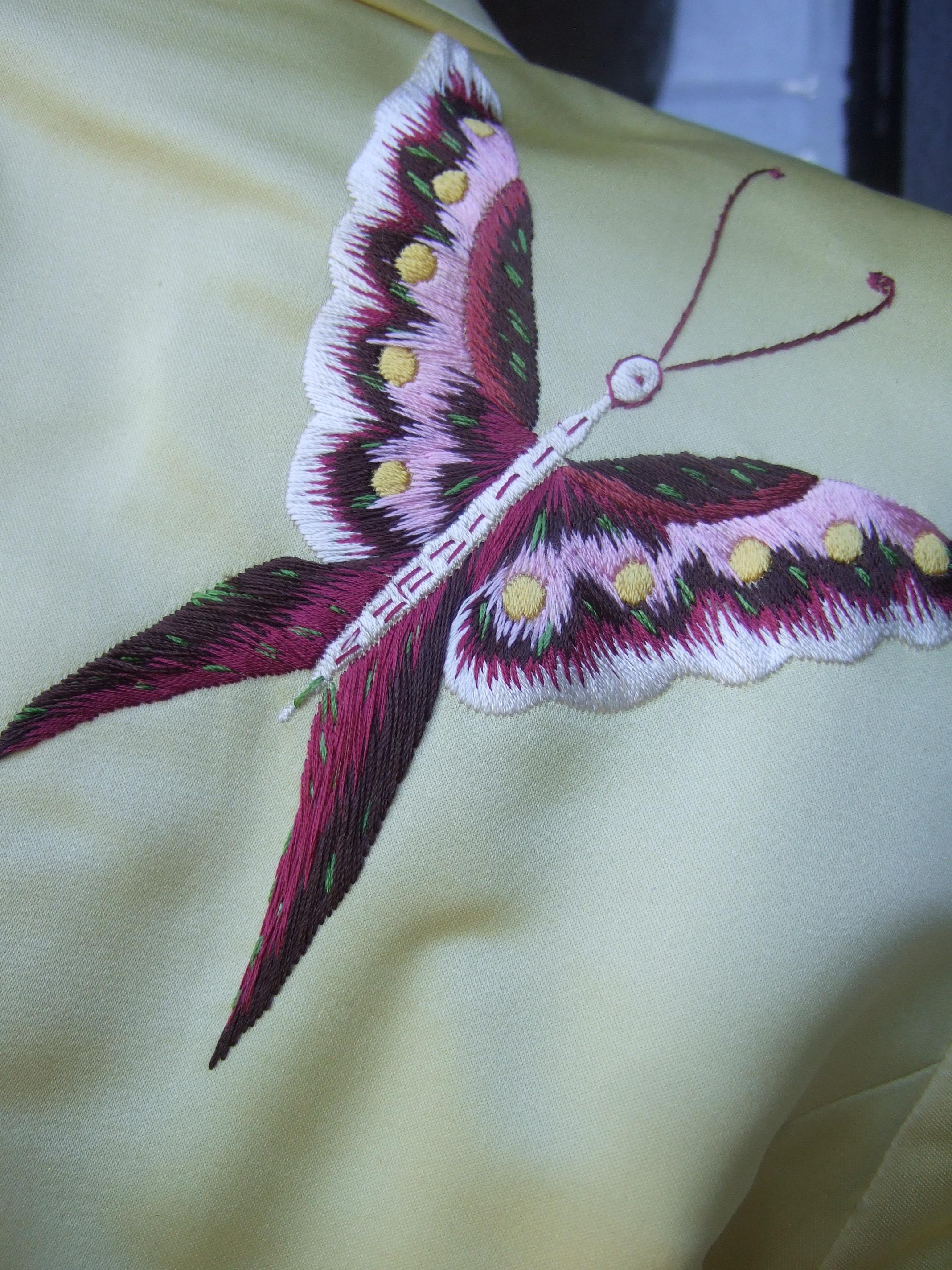 Manteau de soirée d'opéra en satin de duchesse brodé de papillons d'un jaune ravissant, c.C. 1970 en vente 8