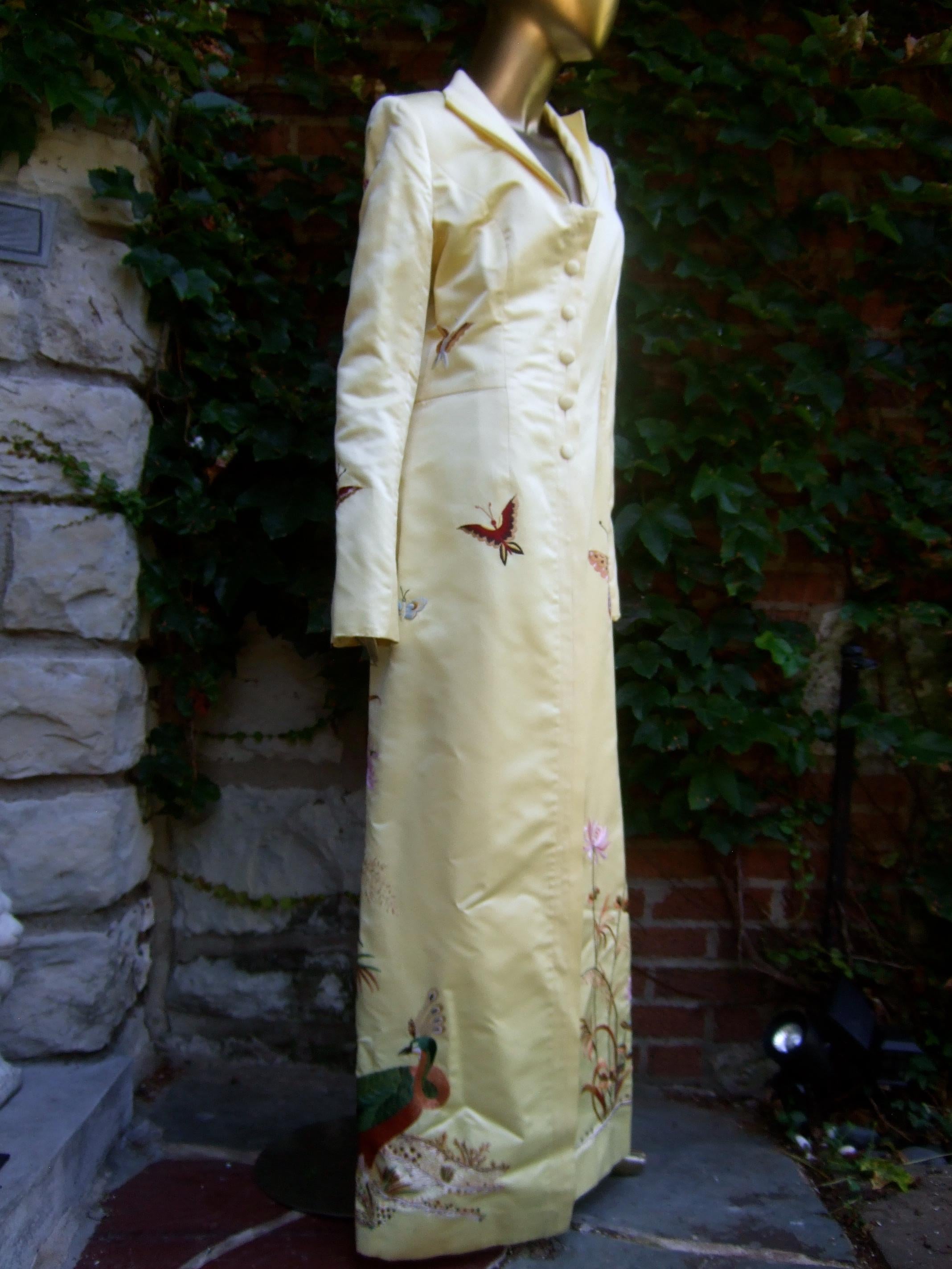 Manteau de soirée d'opéra en satin de duchesse brodé de papillons d'un jaune ravissant, c.C. 1970 en vente 9