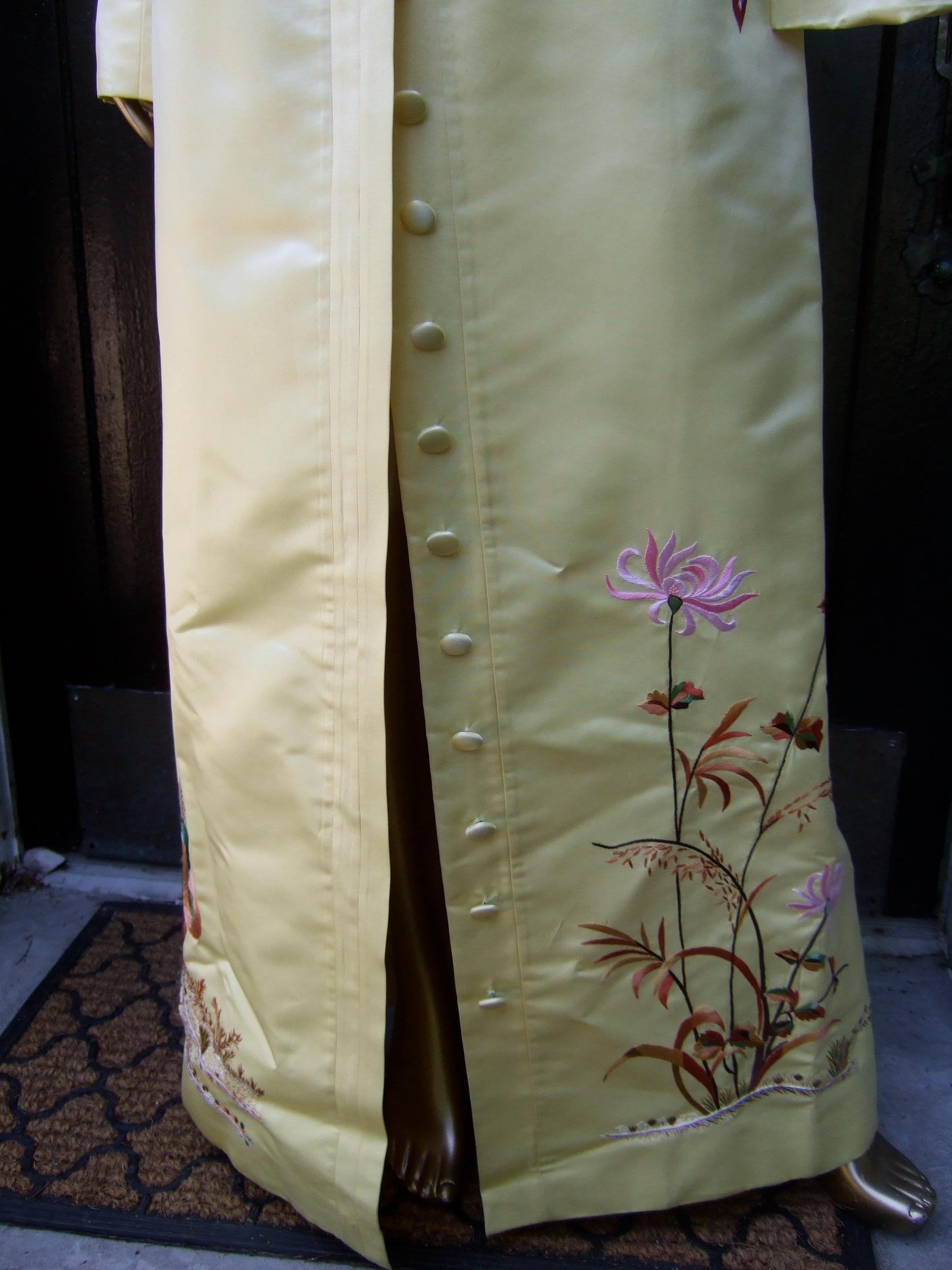 Manteau de soirée d'opéra en satin de duchesse brodé de papillons d'un jaune ravissant, c.C. 1970 en vente 11