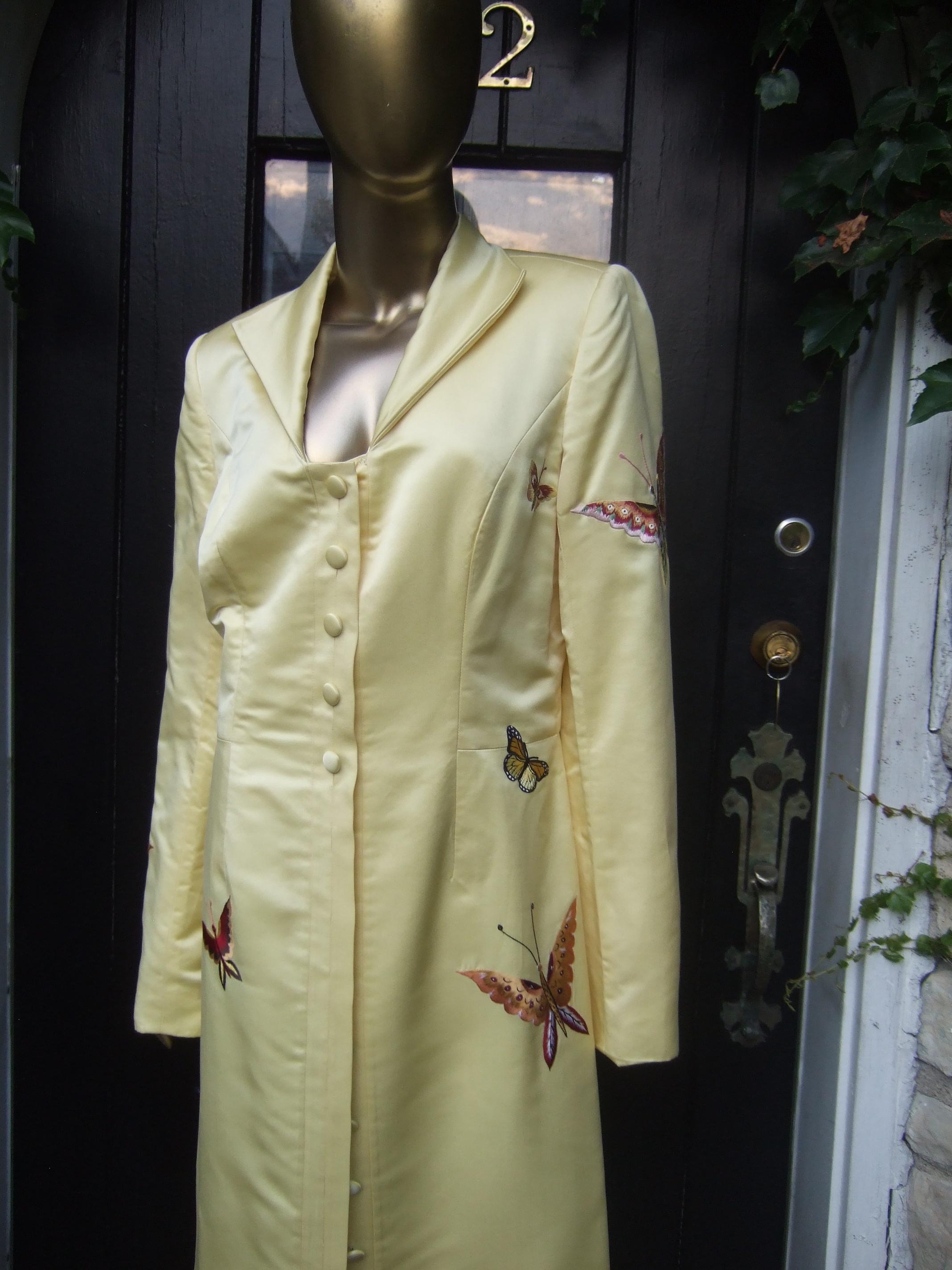 Manteau de soirée d'opéra en satin de duchesse brodé de papillons d'un jaune ravissant, c.C. 1970 en vente 12