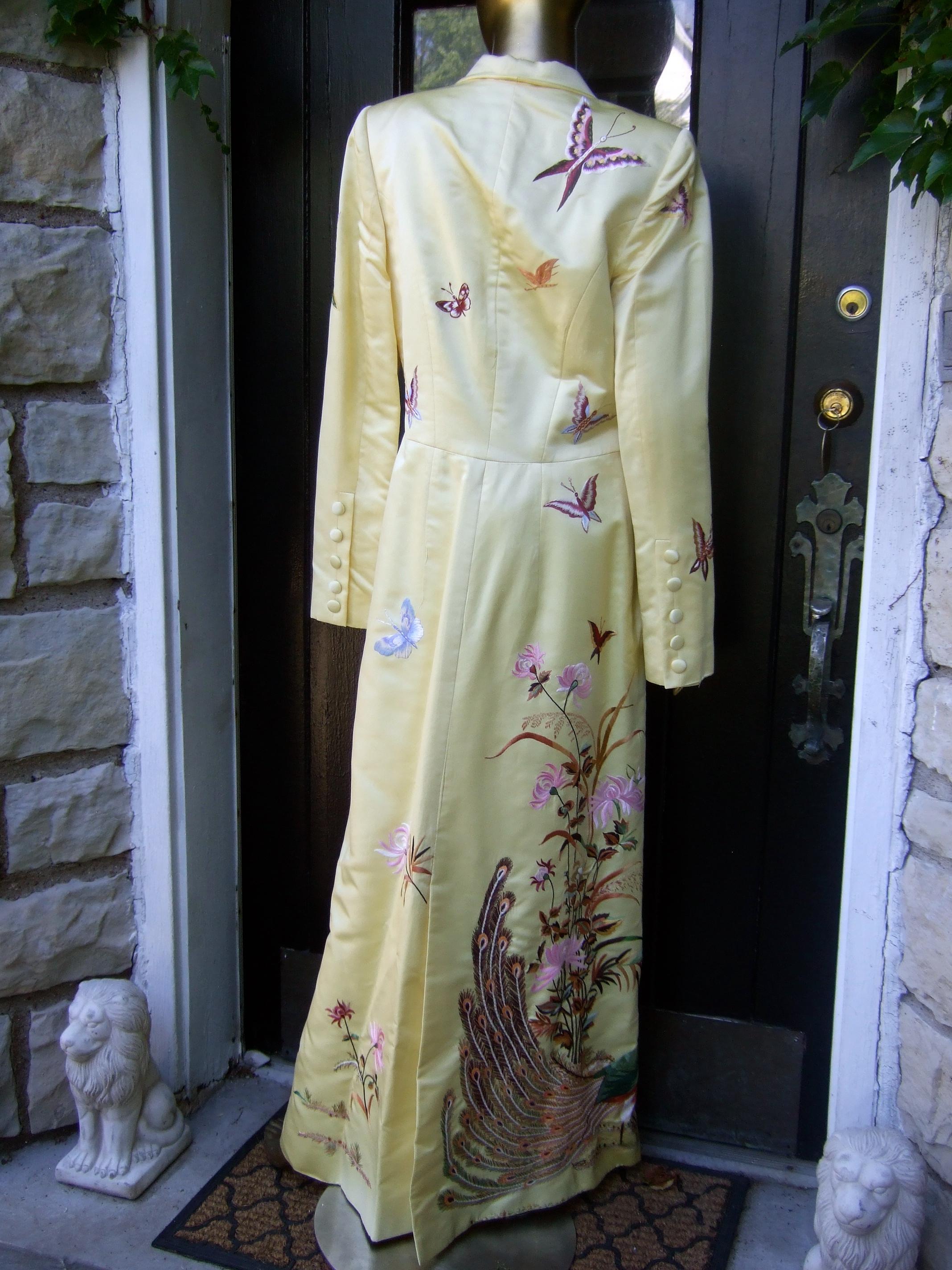 Manteau de soirée d'opéra en satin de duchesse brodé de papillons d'un jaune ravissant, c.C. 1970 en vente 13