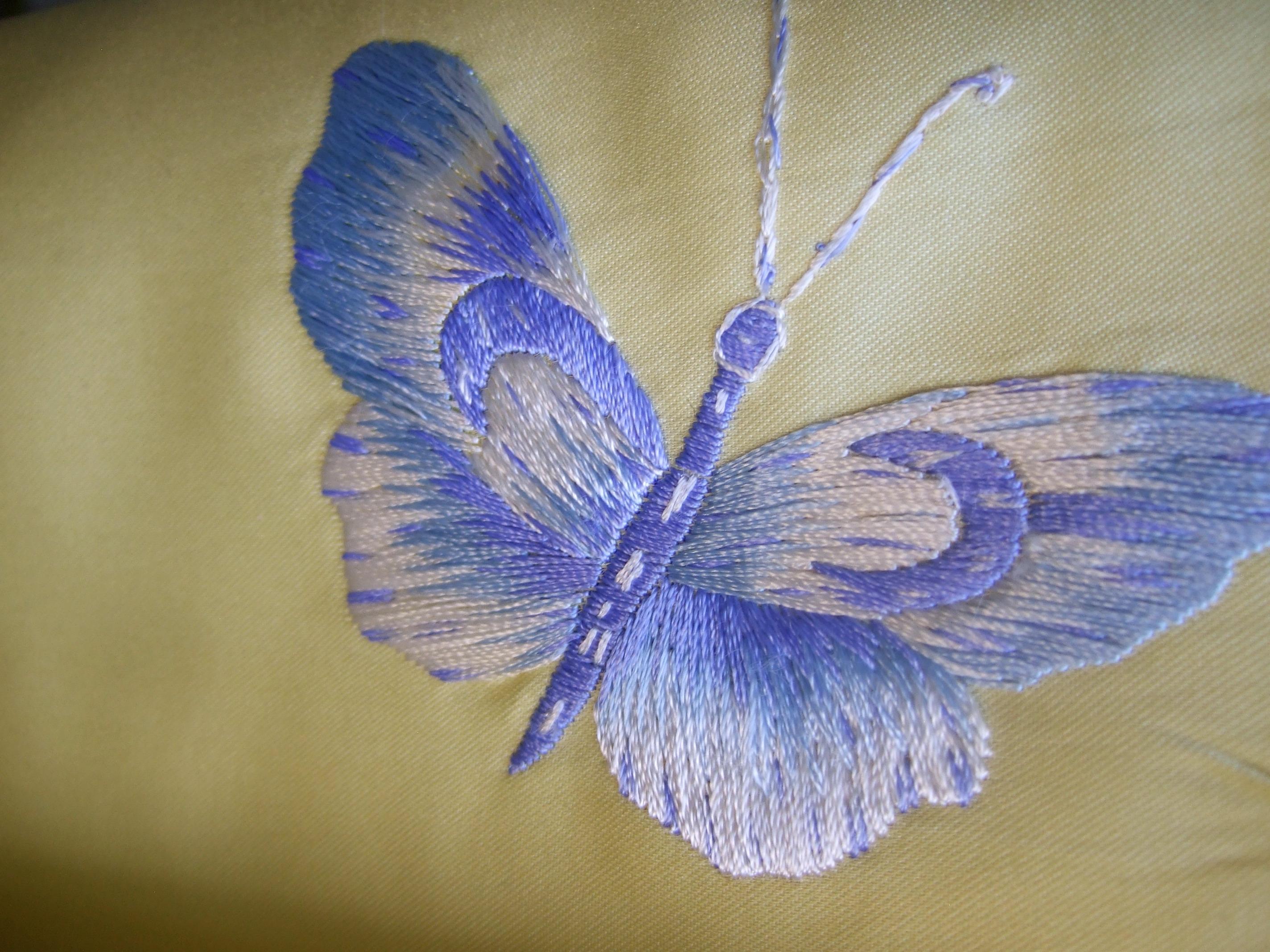 Manteau de soirée d'opéra en satin de duchesse brodé de papillons d'un jaune ravissant, c.C. 1970 en vente 14
