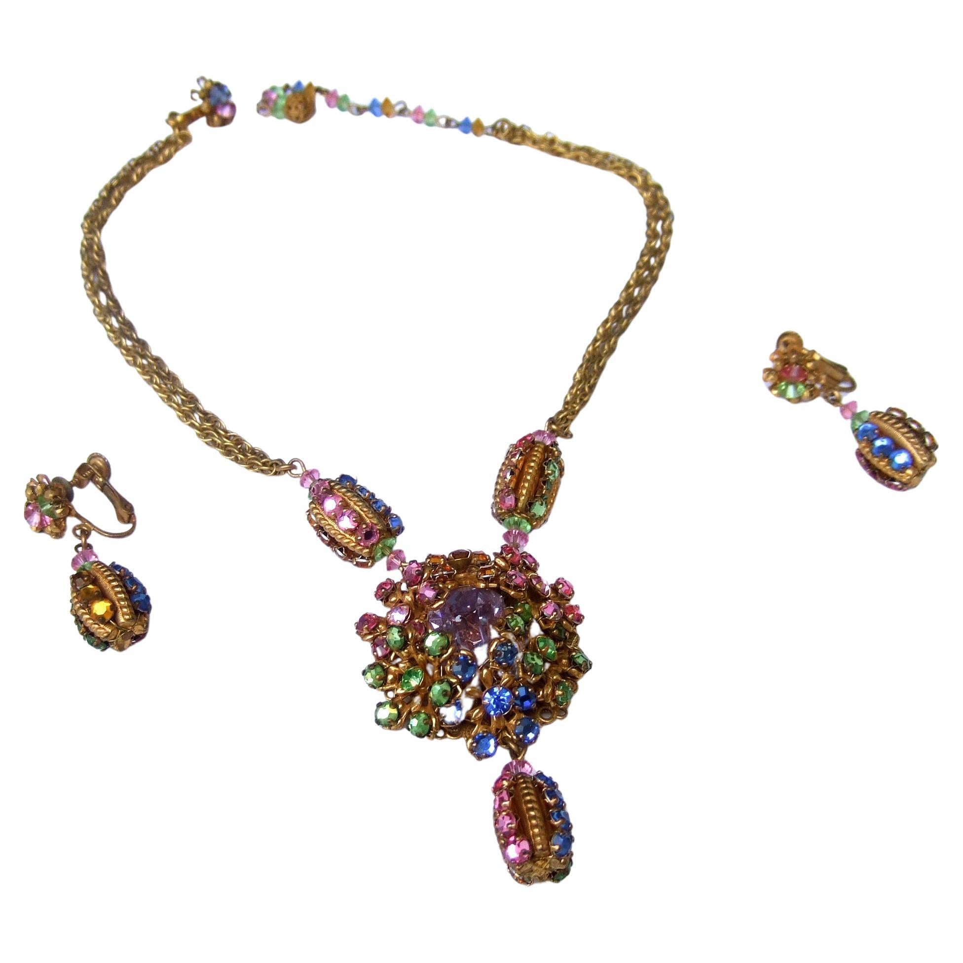 Miriam Haskell Pastellfarbene Glas-Kristall-Halskette & baumelnde Ohrclips  c 1960 im Angebot