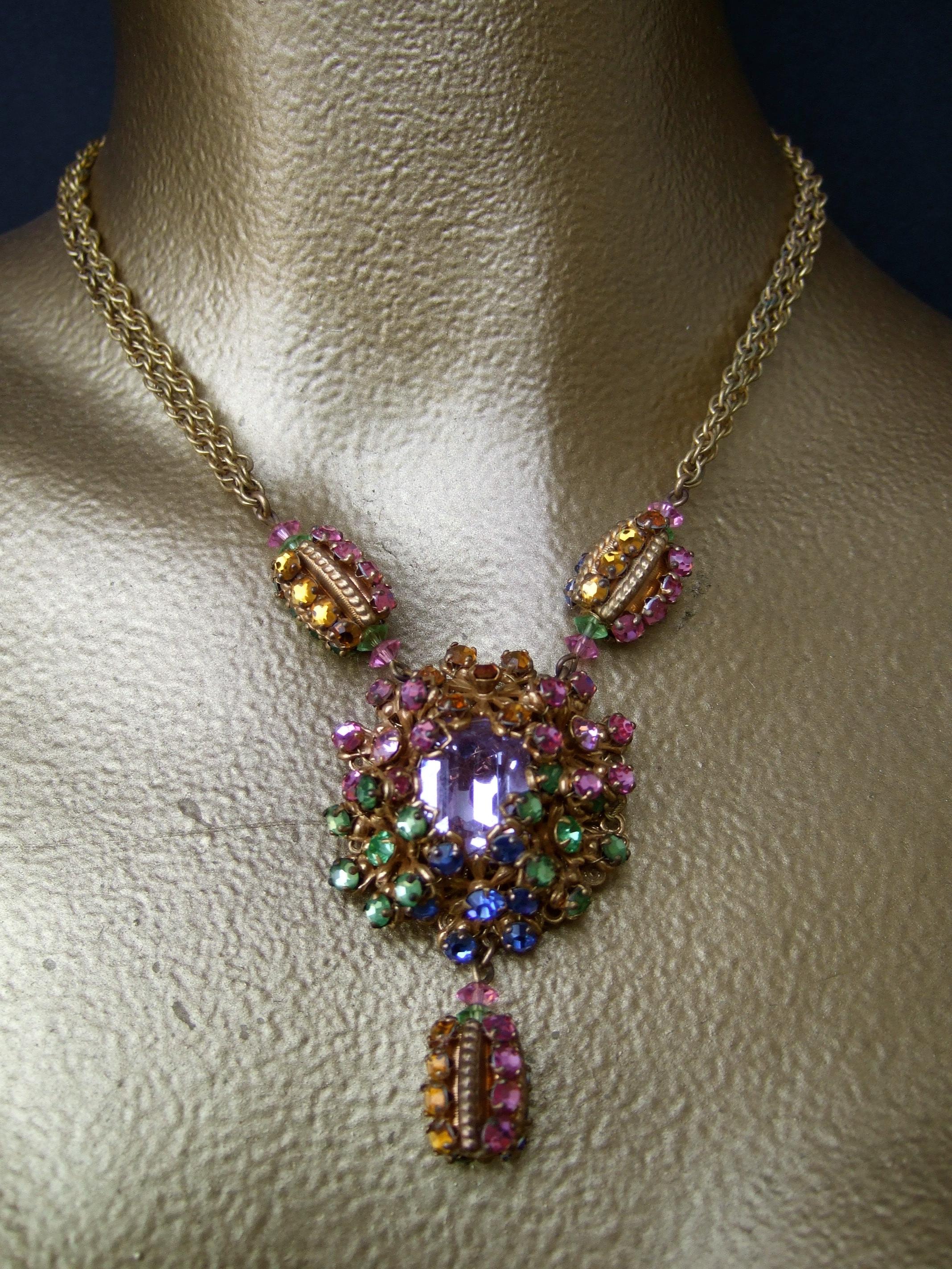 Miriam Haskell Pastellfarbene Glas-Kristall-Halskette & baumelnde Ohrclips  c 1960 (Neobarock) im Angebot