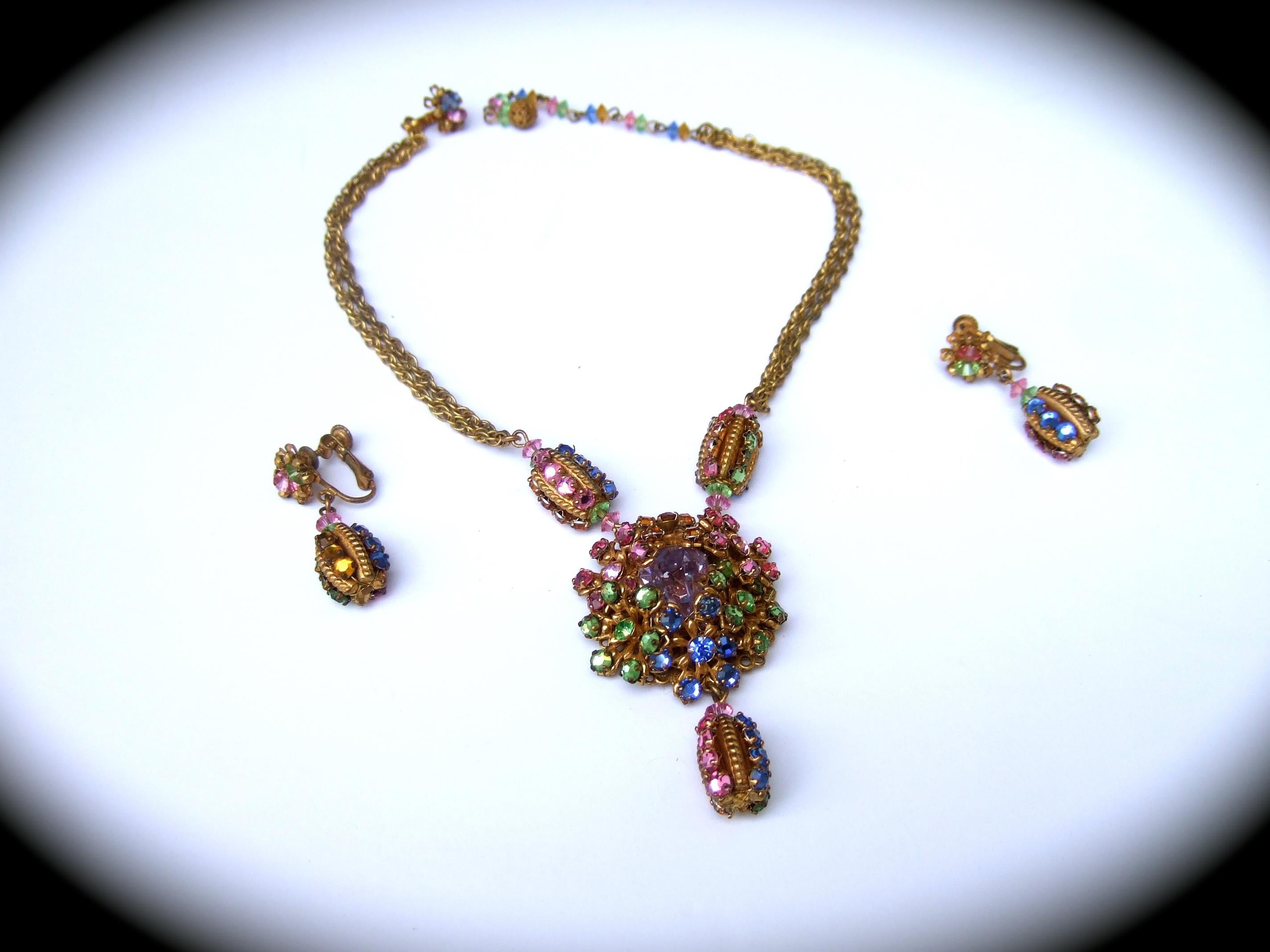 Miriam Haskell Pastellfarbene Glas-Kristall-Halskette & baumelnde Ohrclips  c 1960 im Zustand „Gut“ im Angebot in University City, MO