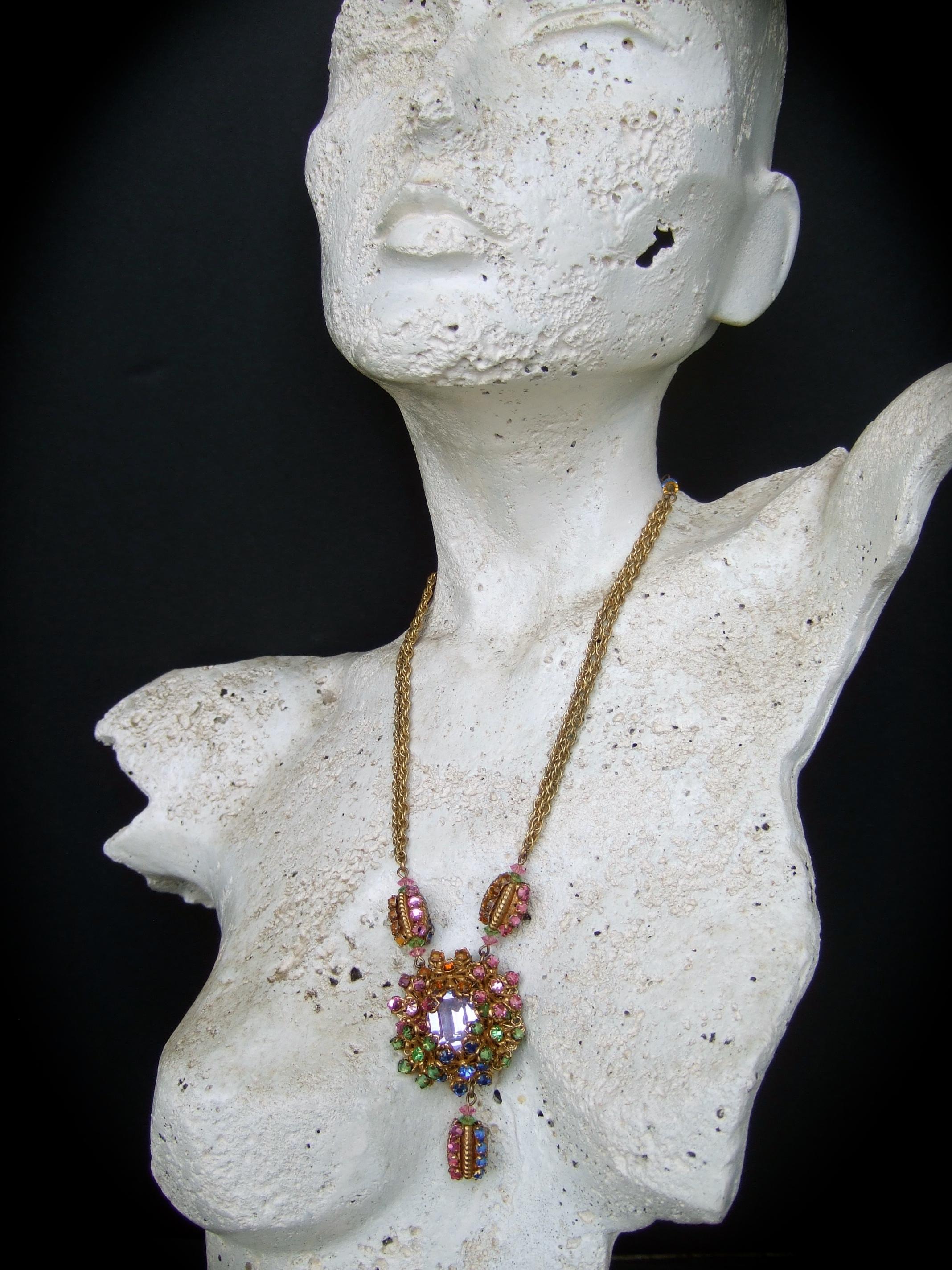 Miriam Haskell Pastellfarbene Glas-Kristall-Halskette & baumelnde Ohrclips  c 1960 Damen im Angebot