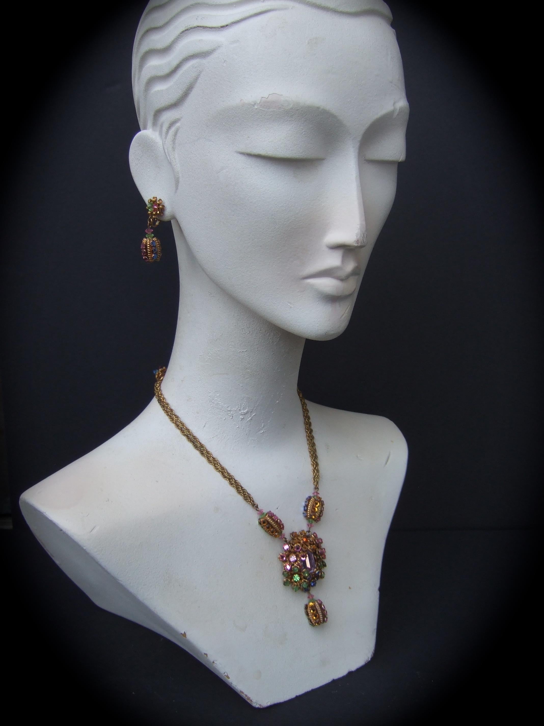 Miriam Haskell Pastellfarbene Glas-Kristall-Halskette & baumelnde Ohrclips  c 1960 im Angebot 1