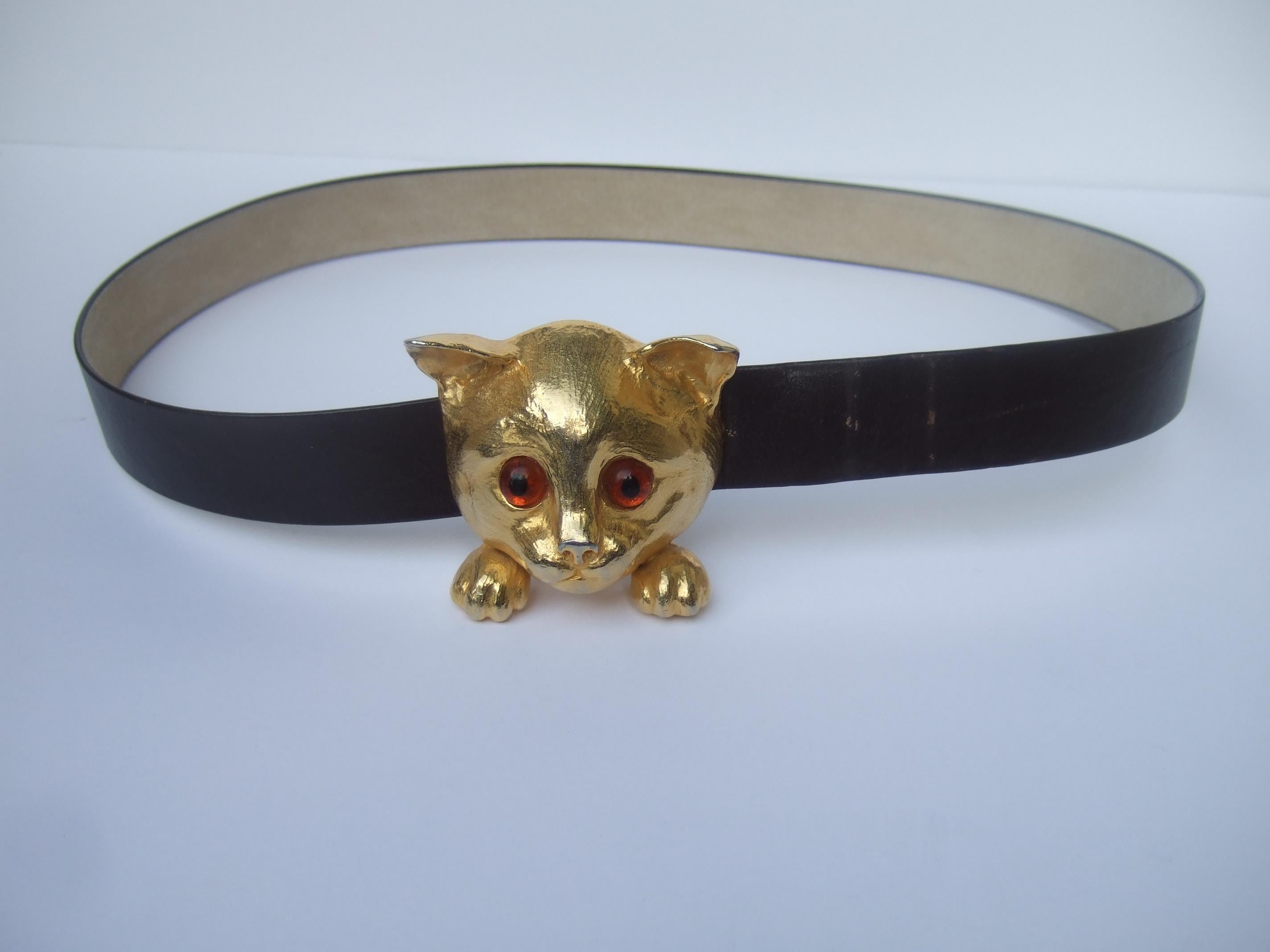 CHRISTOPHER ROSS Encantador cinturón con enorme hebilla de metal dorado de gato felino c 1976 en Bueno estado para la venta en University City, MO