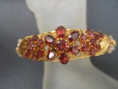 Squisito bracciale a foglie incernierate in cristallo e metallo dorato