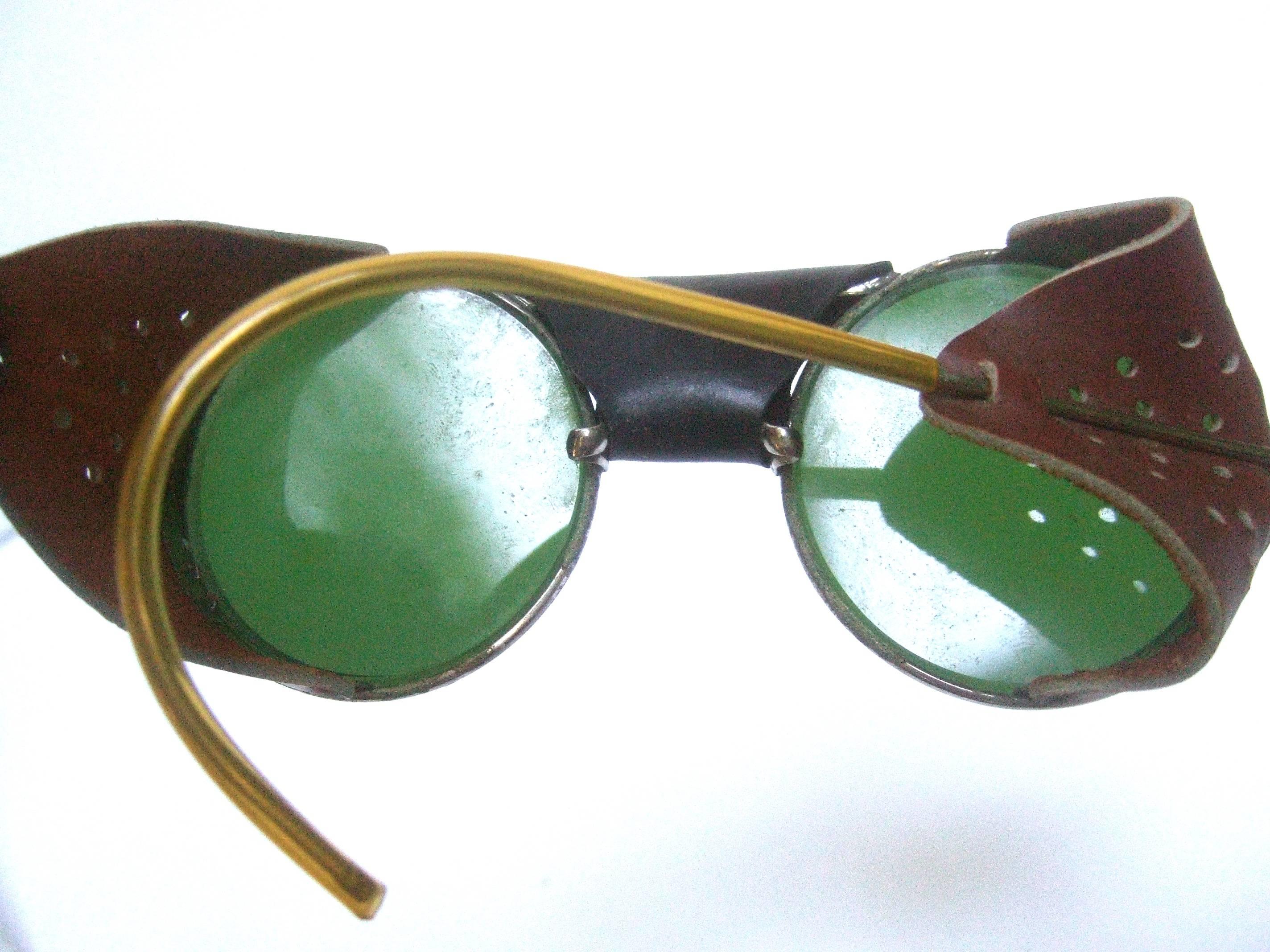 1940s Glass Lens Leather Trim Unisex Aviator Sunglasses  In Good Condition In University City, MO