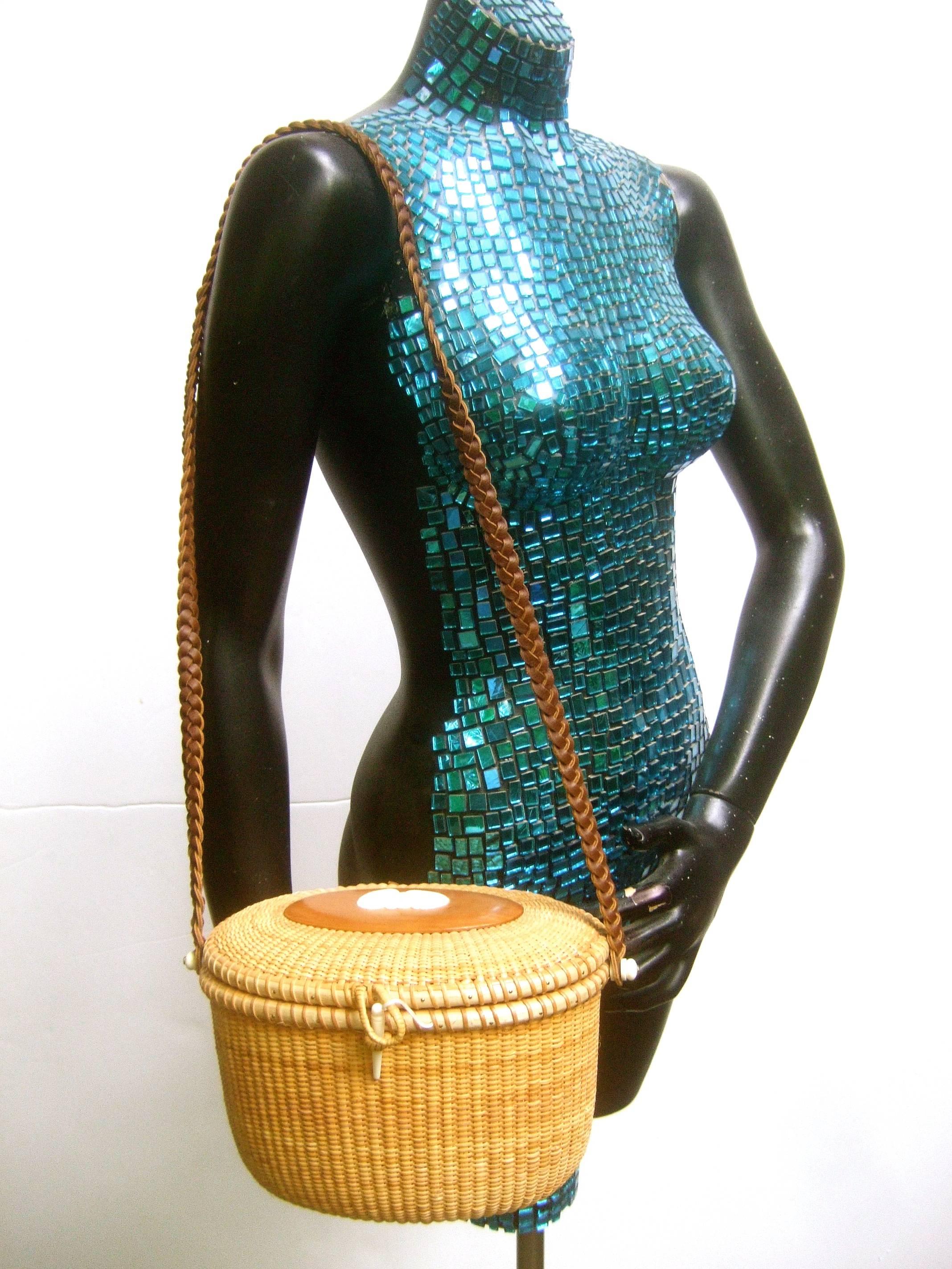 Nantucket Style Oval Wicker Basket Shoulder Bag ca 1970s In Excellent Condition In University City, MO