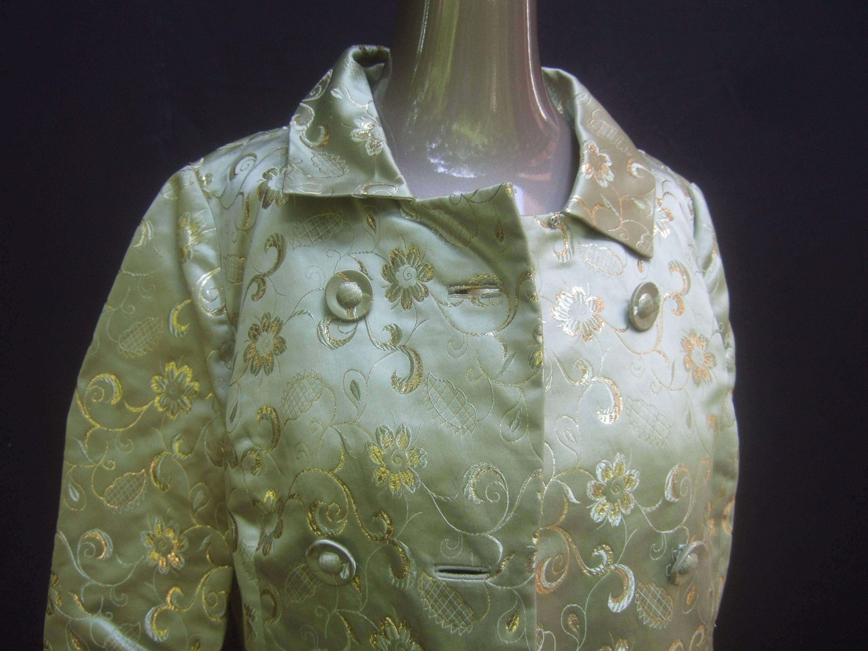 Gris Opulent ensemble manteau d'opéra en brocart de satin vert menthe pour Saks Fifth Avenue  en vente