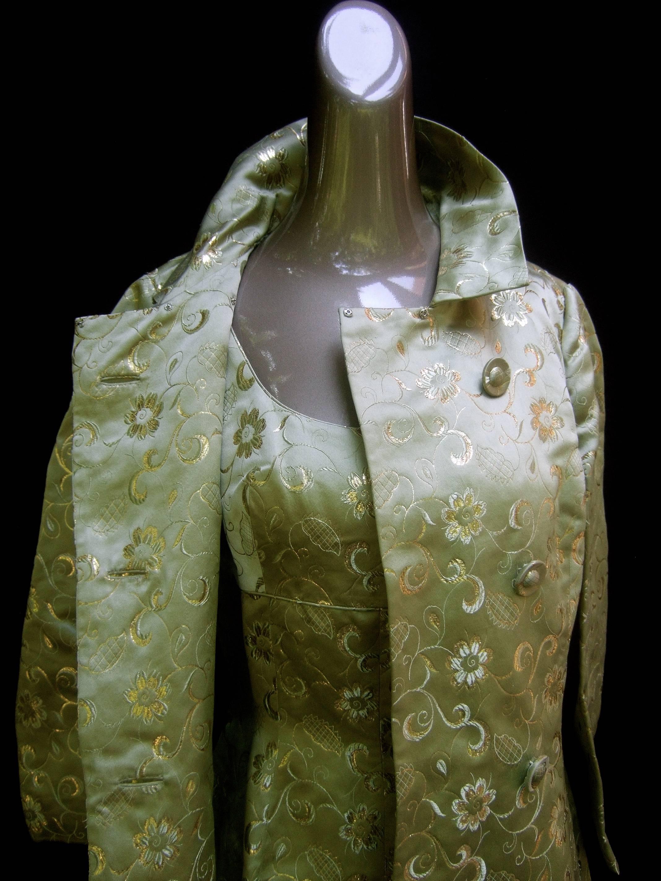 Opulent ensemble manteau d'opéra en brocart de satin vert menthe pour Saks Fifth Avenue  Pour femmes en vente